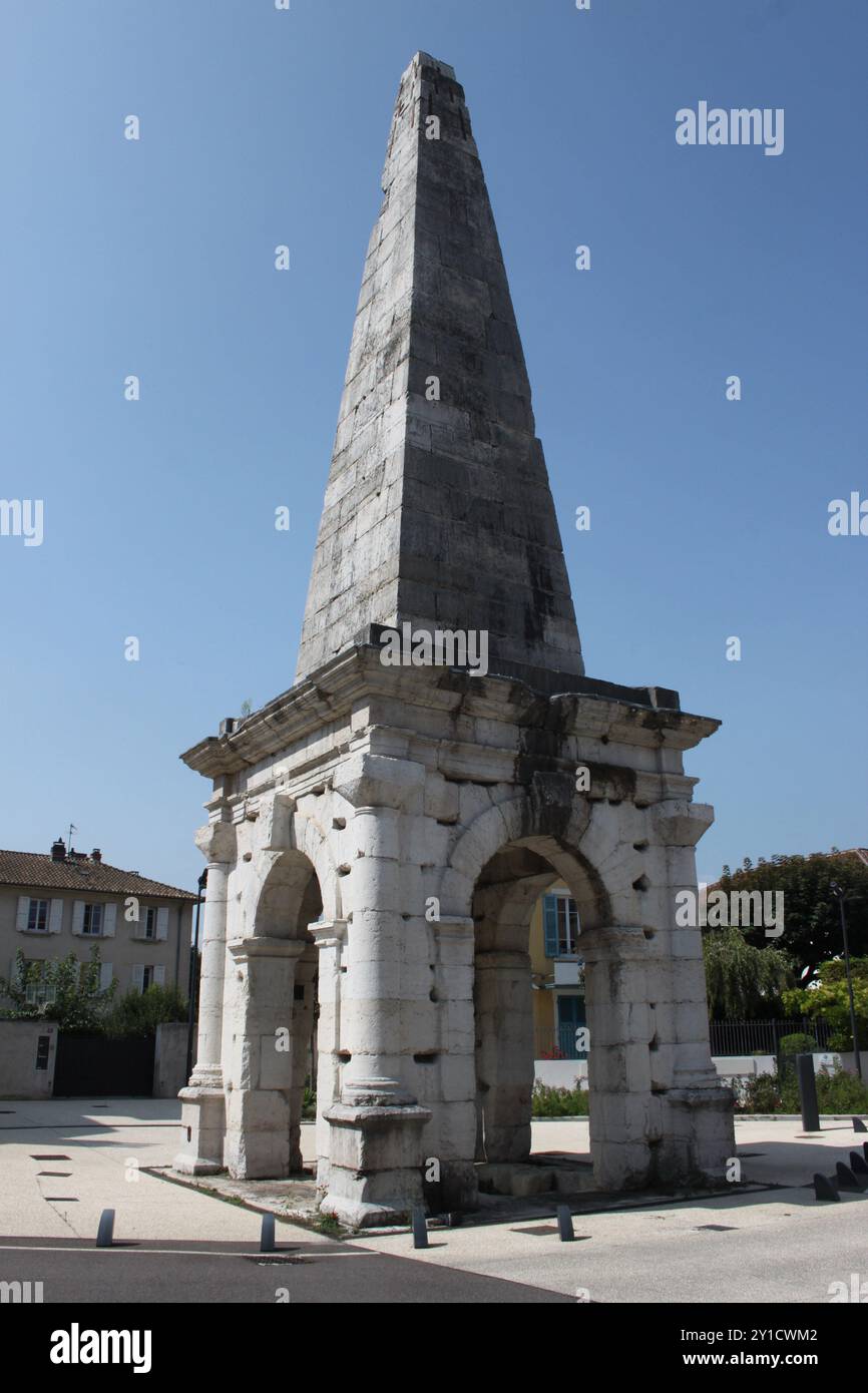 La 'Pyramide' à Vienne, dans le sud de la France. Connu sous le nom de « spina », ce monument marquait le centre du cirque romain où se déroulaient les courses de chars. Banque D'Images