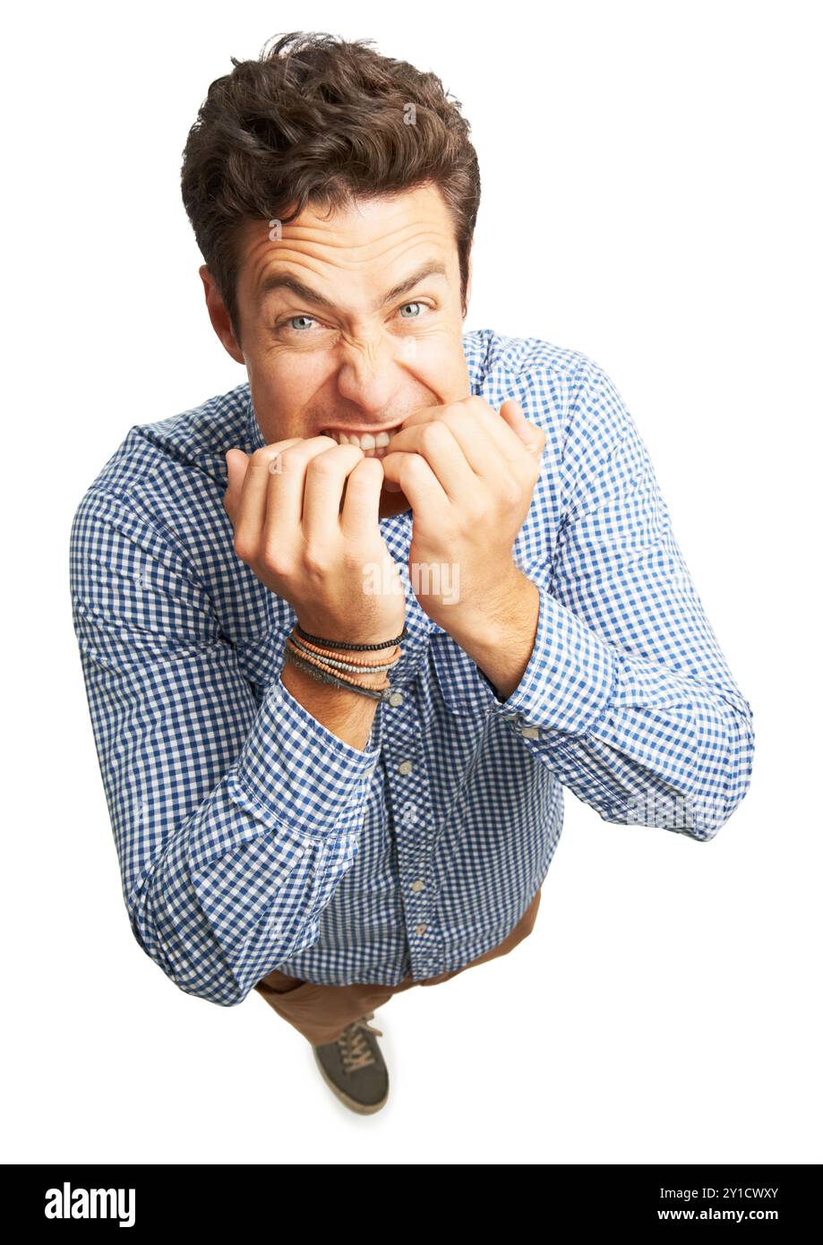 Homme, portrait d'anxiété et ongles mordus en studio, catastrophe de santé mentale et fond blanc. Personne masculine, angle élevé et nerveux pour la faillite Banque D'Images