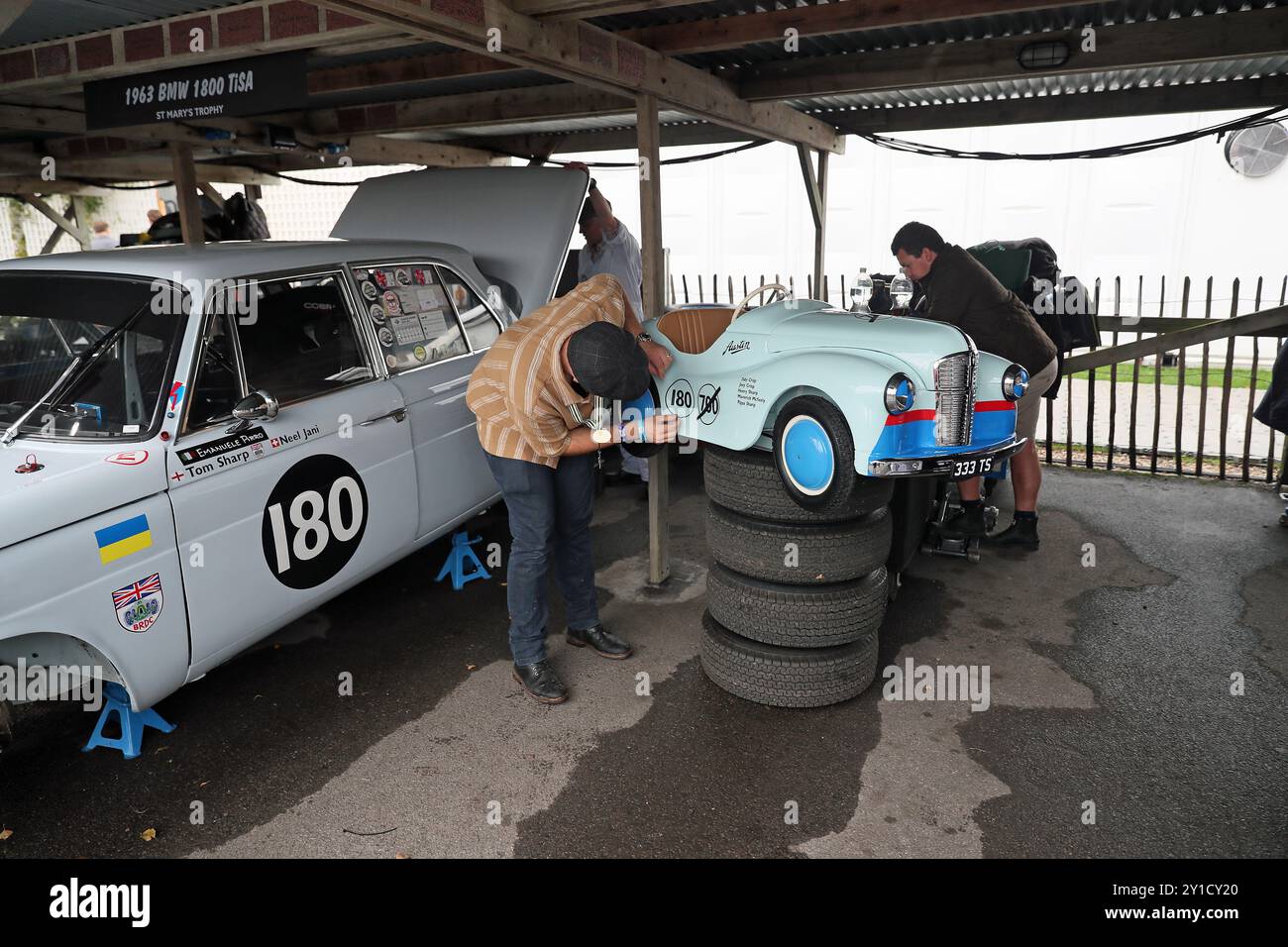 Goodwood, West Sussex, Royaume-Uni. 6 septembre 2024. Une voiture à pédales Austin J40 idéalement positionnée sur une tour de pneus pour quelques travaux de préparation de dernière minute au Goodwood Revival à Goodwood, West Sussex, Royaume-Uni. © Malcolm Greig/Alamy Live News Banque D'Images