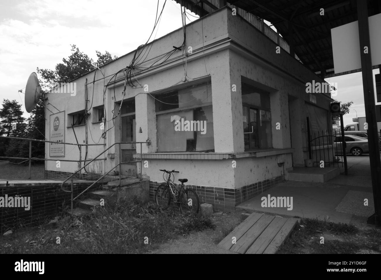 Vélo noir et blanc dans un bâtiment abandonné. Banque D'Images