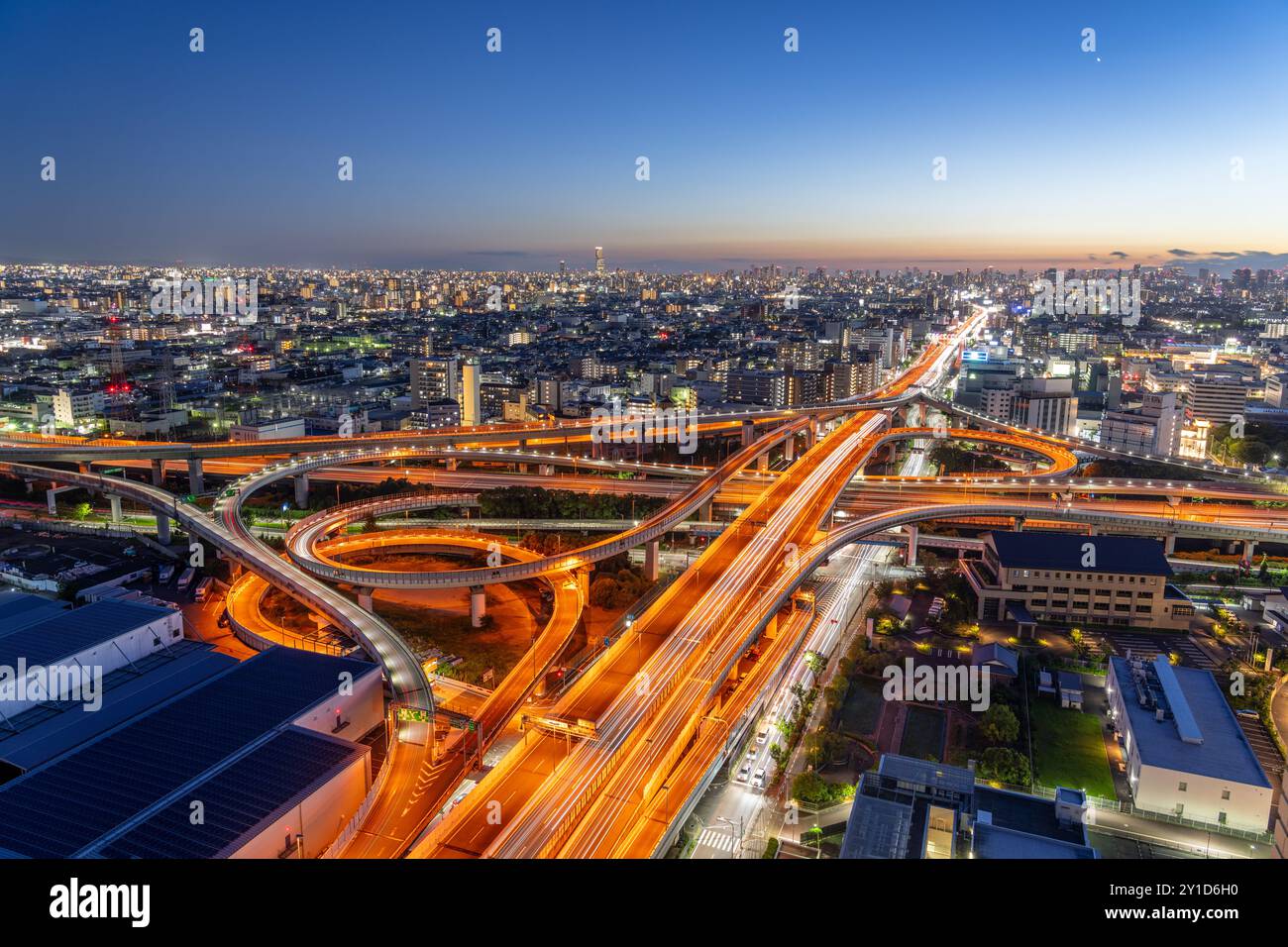 Osaka est, Japon paysage urbain aérien avec carrefours et autoroutes à l'heure bleue. Banque D'Images