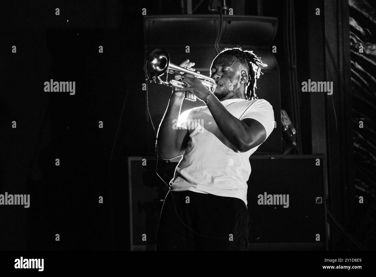 EZRA COLLECTIVE, GREEN MAN FESTIVAL, 2024 : IFE Ogunjobi (trompette) du groupe de jazz Ezra collective joue la Mountain Stage et attire la plus grande foule du week-end. Quatrième jour du Green Man Festival 2024 au Glanusk Park, Brecon, pays de Galles. Photo : Rob Watkins. INFO : Ezra collective est un groupe de jazz britannique avec un énorme public connu pour mélanger jazz avec influences Afrobeat, hip-hop et funk. Leur son vibrant et énergique met en valeur des rythmes complexes, une improvisation dynamique et un fort sens de la collaboration, repoussant les limites du jazz moderne tout en célébrant divers traditio musicaux Banque D'Images