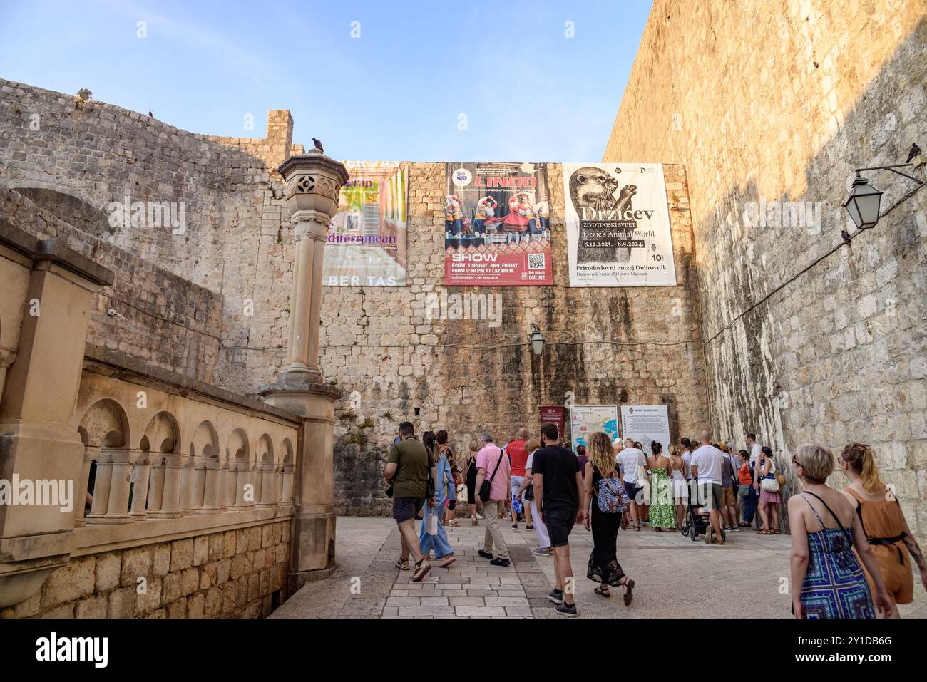 Porte pile et les murs médiévaux de la vieille ville fortifiée de Dubrovnik, site du patrimoine mondial de l'UNESCO à la mer Adriatique en République de Croatie le 27 août Banque D'Images