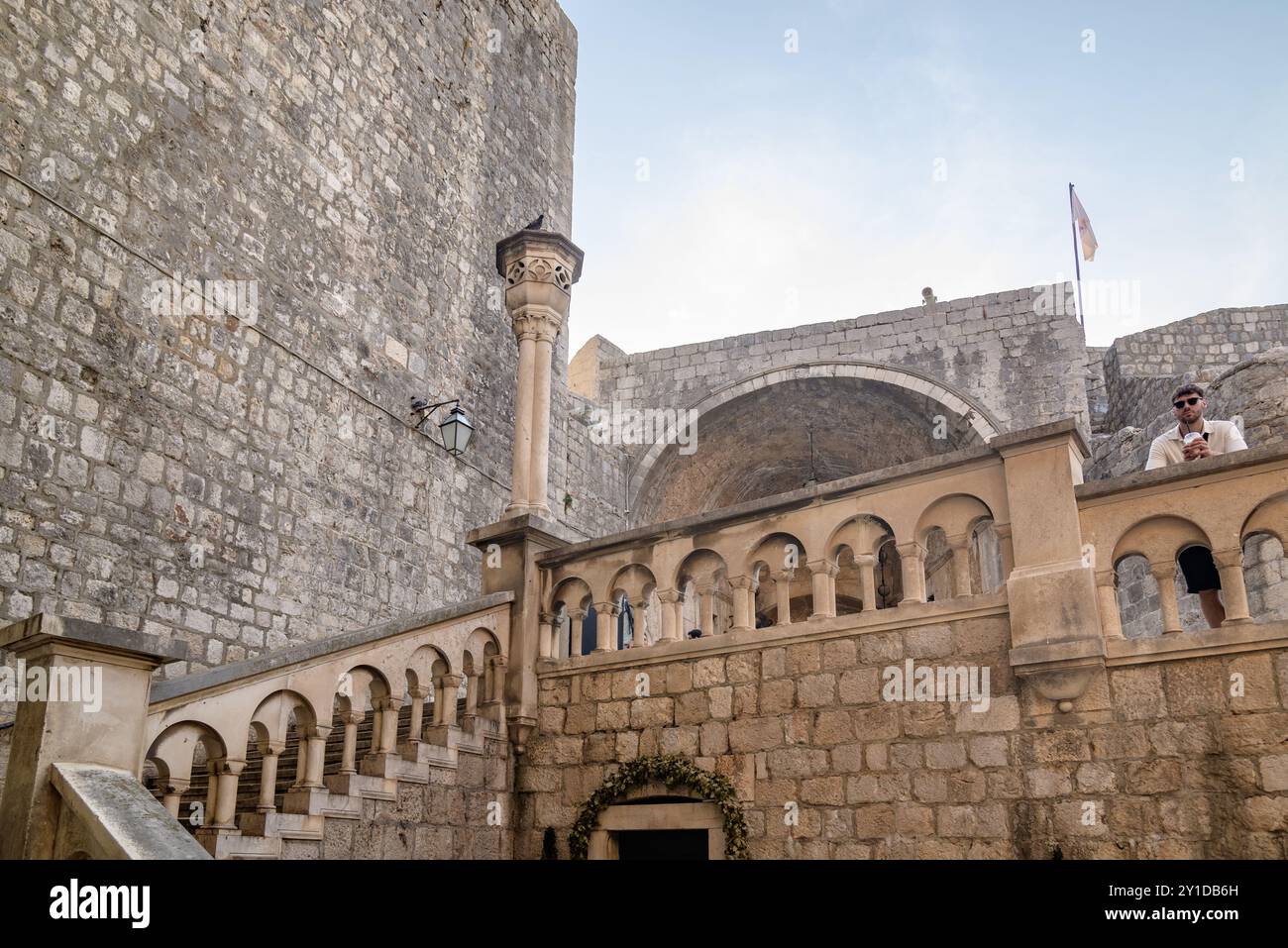 Porte pile et les murs médiévaux de la vieille ville fortifiée de Dubrovnik, site du patrimoine mondial de l'UNESCO à la mer Adriatique en République de Croatie le 27 août Banque D'Images