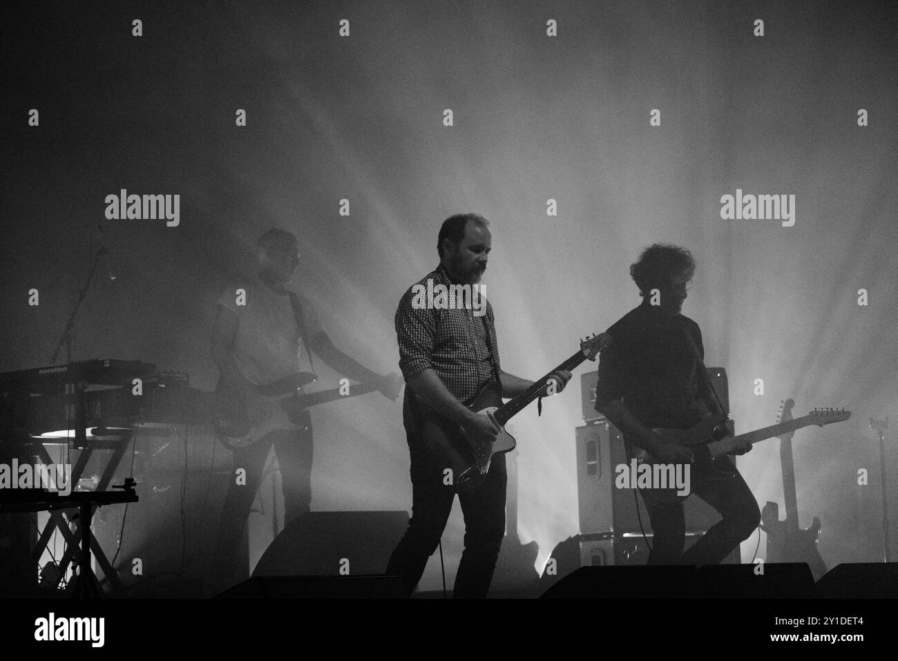 EXPLOSIONS IN THE SKY, CONCERT, 2024 : le groupe de rock instrumental explosions in the Sky est en vedette de The Far Out Stage. Quatrième jour du Green Man Festival 2024 à Glanusk Park, Brecon, pays de Galles, le 18 août 2024. Photo : Rob Watkins. INFO : explosions in the Sky est un groupe de rock instrumental américain connu pour ses paysages sonores expansifs et émouvants. Mêlant le post-rock à des éléments cinématographiques, leur musique présente des guitares et des crescendos dynamiques, créant des pistes atmosphériques qui évoquent une profonde résonance émotionnelle et introspection. Banque D'Images