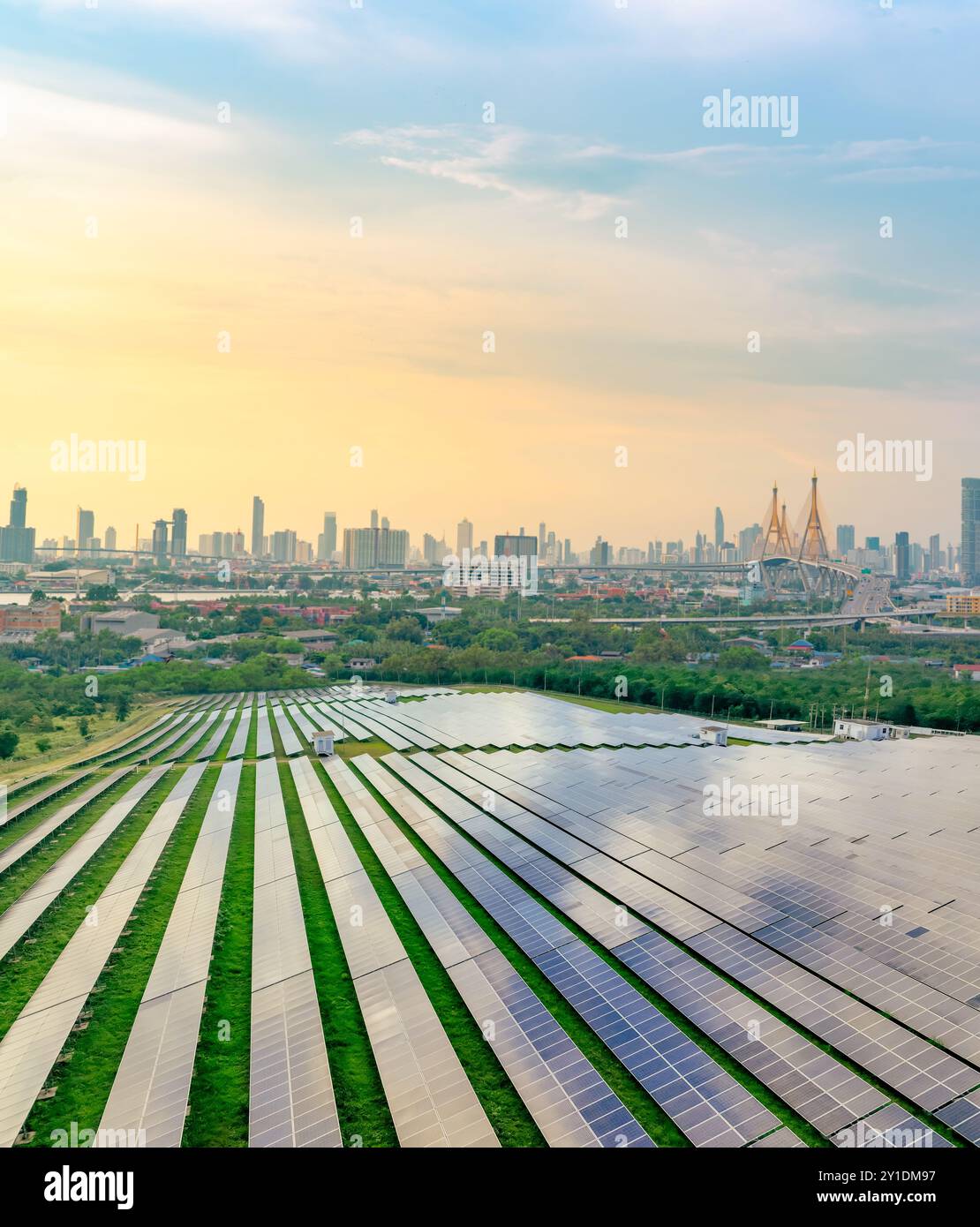 Ville durable avec énergie verte et zéro émission nette. Énergie solaire. Ressources renouvelables. Aménagement urbain respectueux de l'environnement et de l'environnement Banque D'Images