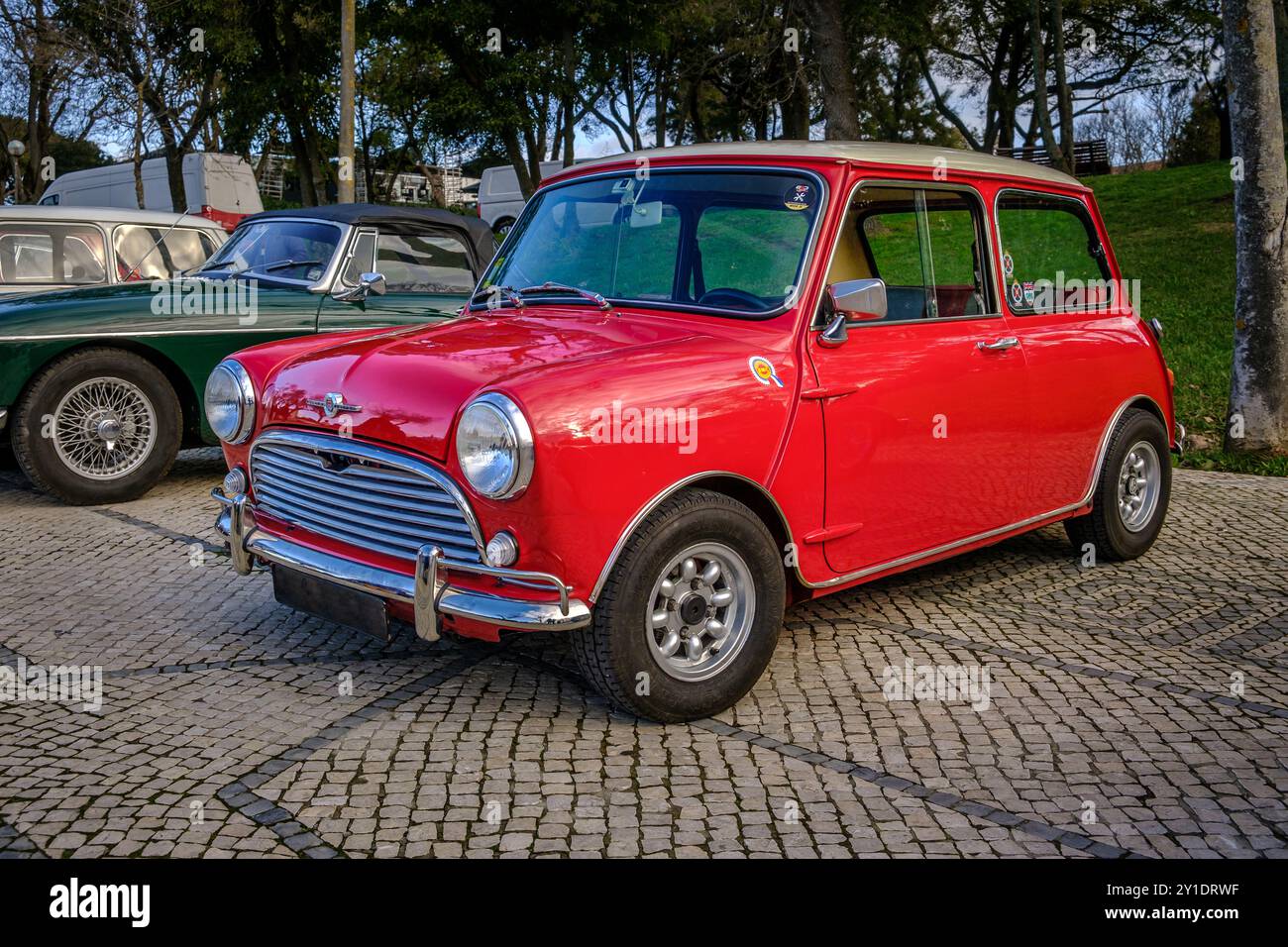 Lisbonne, Portugal - 20 janvier 2024 : une voiture rouge classique Mark I Mini ou Austin Mini Super-Deluxe avec des détails chromés est garée sur un chemin pavé près de Green Park. Banque D'Images