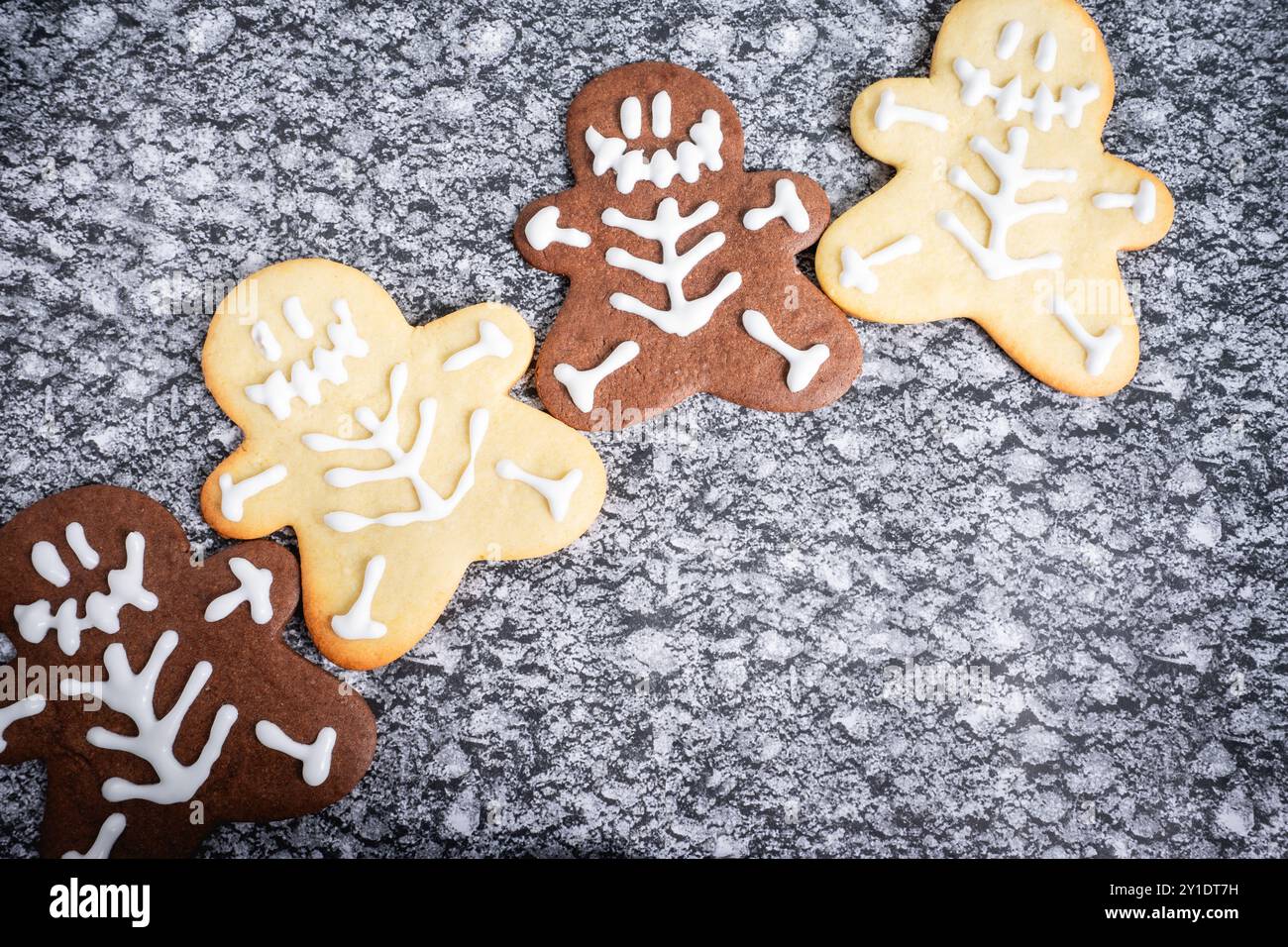 Biscuits au chocolat et à la vanille dans un thème d'Halloween, sur fond gris. Banque D'Images