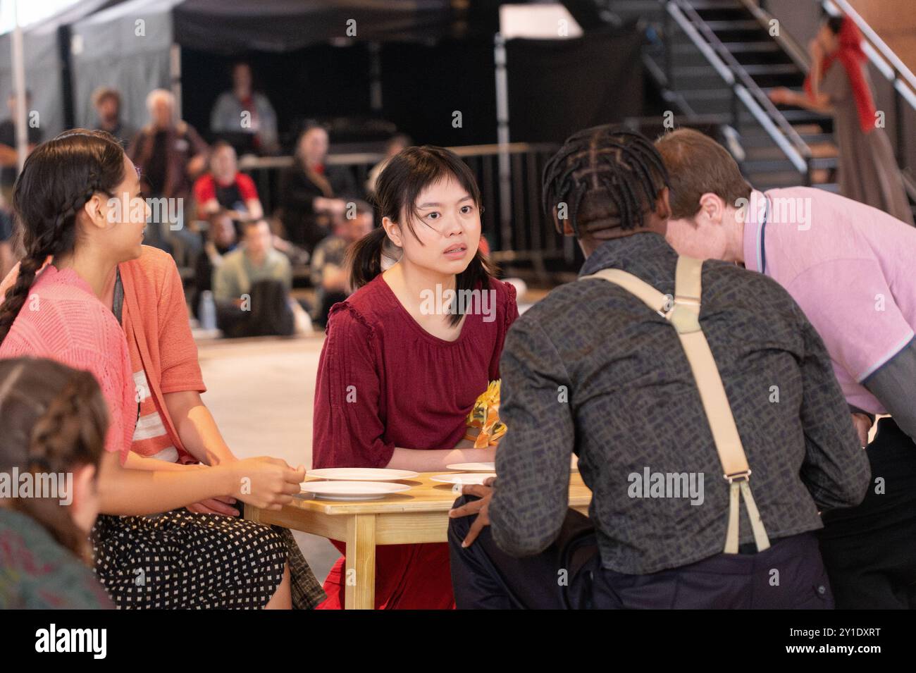 Londres, Royaume-Uni. 6 septembre 2024. « From Here on », une courte pièce de théâtre représentant de jeunes réfugiés fuyant la persécution et cherchant asile est jouée par les compagnies Good chance et Gecko Theatre dans le cadre du Greenwich and Docklands International Festival (GDIF). Marquant les 85 ans que le Kindertransport a sauvé 10 000 enfants juifs de l’Europe nazie, et joué dans la même semaine où 12 demandeurs d’asile se sont noyés alors qu’ils tentaient de traverser la Manche, la pièce explore le déplacement, le mouvement et le fait d’être contraints de trouver un nouveau foyer. Crédit : Ron Fassbender/Alamy Live News Banque D'Images