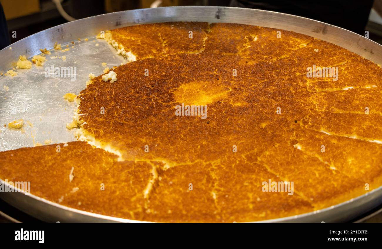 Dessert traditionnel turc et moyen-oriental dans un grand plateau: Knafeh (turc: Kunefe) Banque D'Images