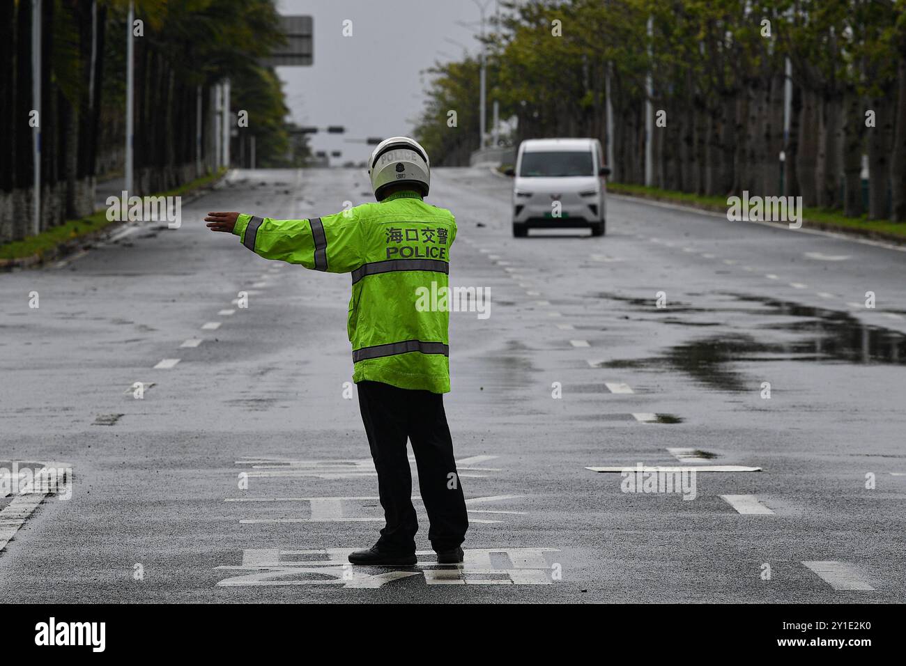 Haikou, province chinoise de Hainan. 6 septembre 2024. Un policier de la circulation guide la circulation à l'entrée d'un tunnel fermé à Haikou, dans la province de Hainan, au sud de la Chine, le 6 septembre 2024. Le super typhon Yagi, le 11ème typhon de cette année, a apporté de fortes précipitations et des vents violents ont traversé la majeure partie de la province insulaire chinoise de Hainan. Certains ponts et tunnels à Haikou, la capitale provinciale, ont été temporairement fermés. Crédit : pu Xiaoxu/Xinhua/Alamy Live News Banque D'Images