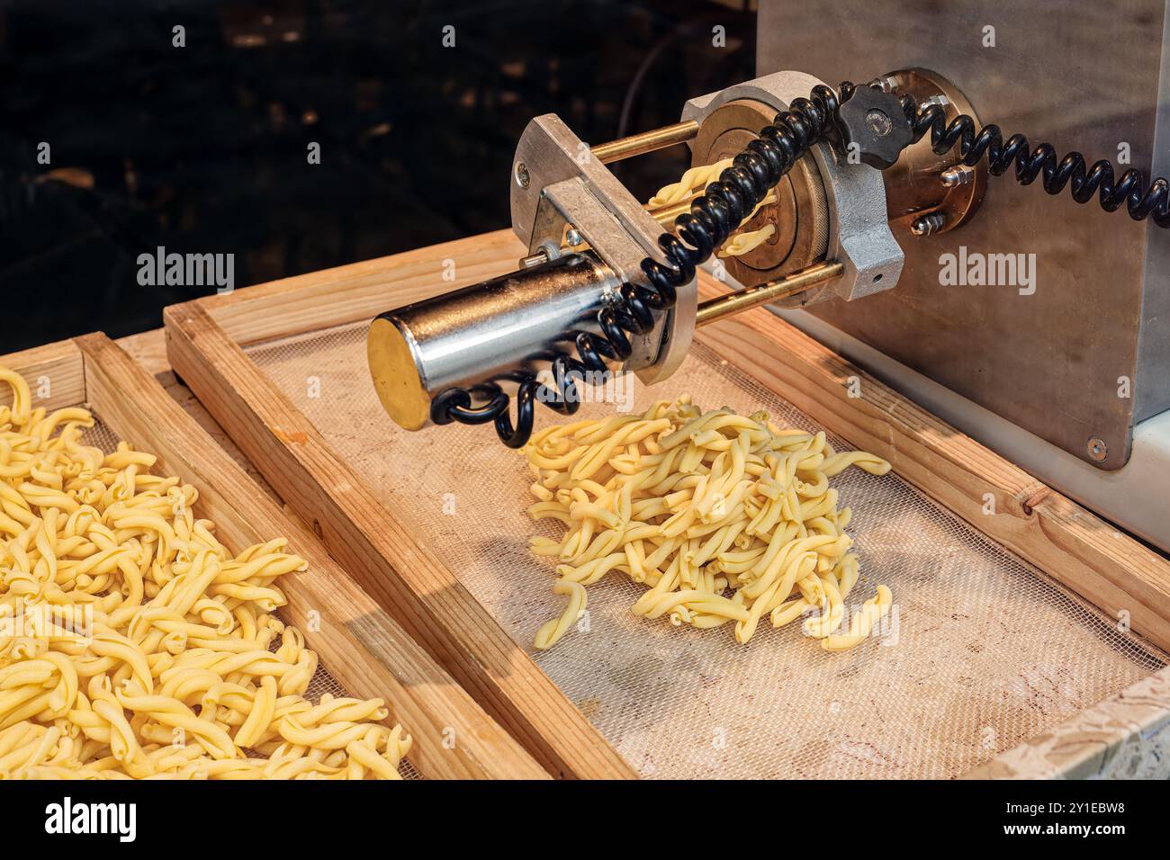 en regardant par une fenêtre dans un magasin de pâtes strozzapreti fraîches. Strozzapreti est parfois appelé prêtre étrangleur pâtes ou prêtre choker pâtes. Banque D'Images