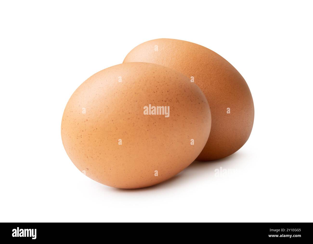 Vue latérale de deux œufs de poule brun frais dans la pile est isolé sur fond blanc avec chemin de découpage. Banque D'Images