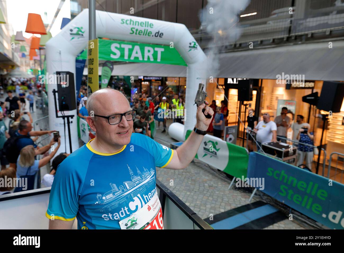 Firmenlauf 2024 04.09.2024, Chemnitz, Innenstadt, Chemnitzer Firmenlauf, AM 4. Septembre 2024 fällt ab 18 Uhr der Startschuss für den schnelleStelle.de Firmenlauf 2024 in Chemnitz. Gestartet wird in fünf Wellen im 15-Minuten-Takt auf dem Chemnitzer Markt. Die 4,8 km lange Strecke führt dann in Richtung Bahnhofstraße und Jacobikirchplatz und über die Weber- und Börnichsgasse in die Theaterstraße, weiter zum Schloßteich und zurück zum Wall. Foto : OB Sven Schulze gibt den Startschuss zum Firmenlauf. Chemnitz Sachsen BRD *** Firmenlauf 2024 04 09 2024, Chemnitz, Innenstadt, Chemnitzer firme Banque D'Images