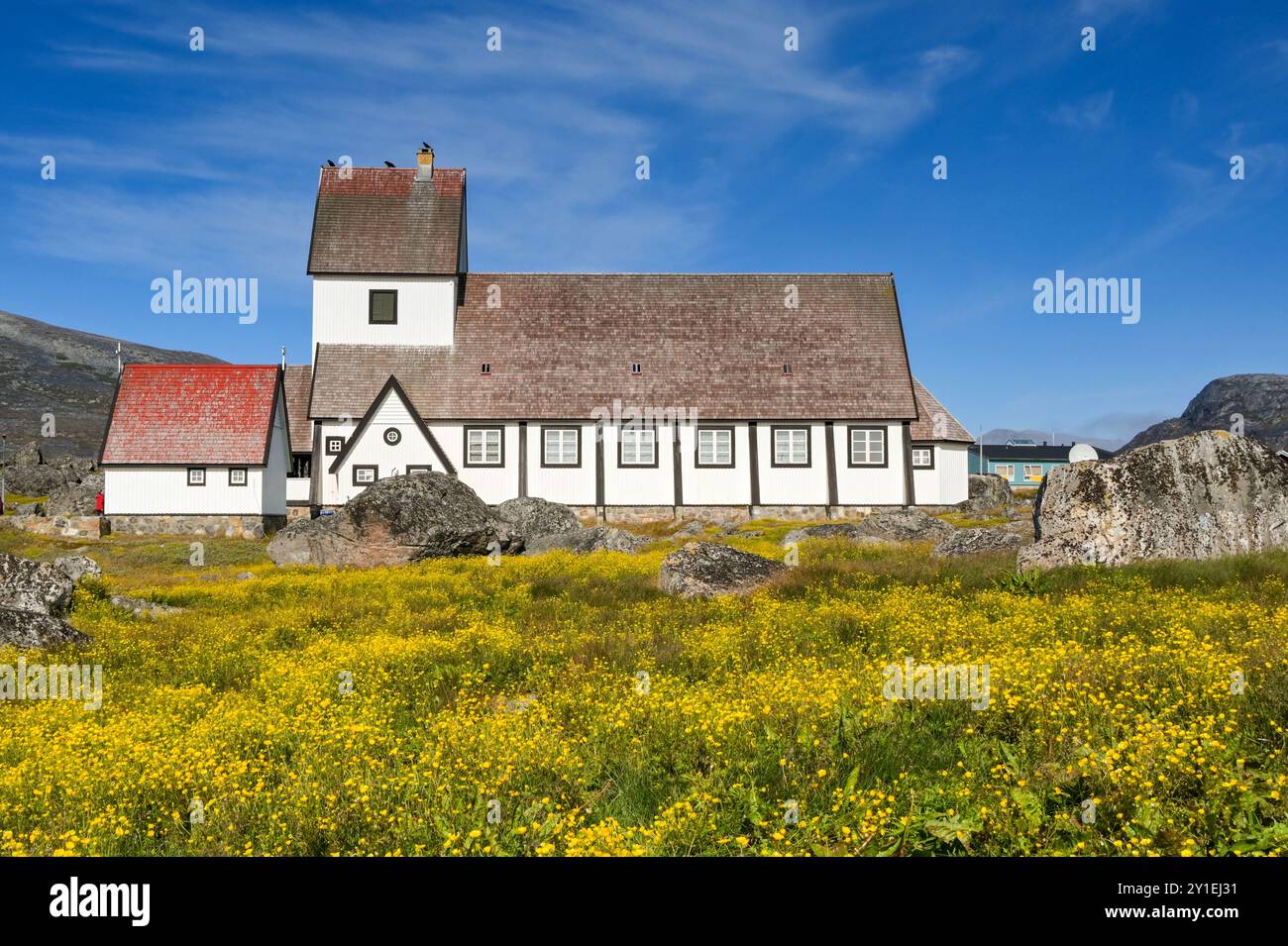 Nanortalik, Groenland - 27 août 2024 : vue extérieure de l'église luthérienne danoise dans la petite ville de Nanortalik dans le sud du Groenland. Banque D'Images