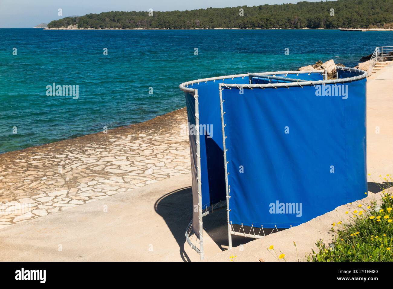 Changement de cabines pour préserver la modestie des baigneurs touristiques, entre la plage de Maslinica et la ville de Stari Grad, île de Hvar, Croatie. Journée d'été ensoleillée. (138) Banque D'Images