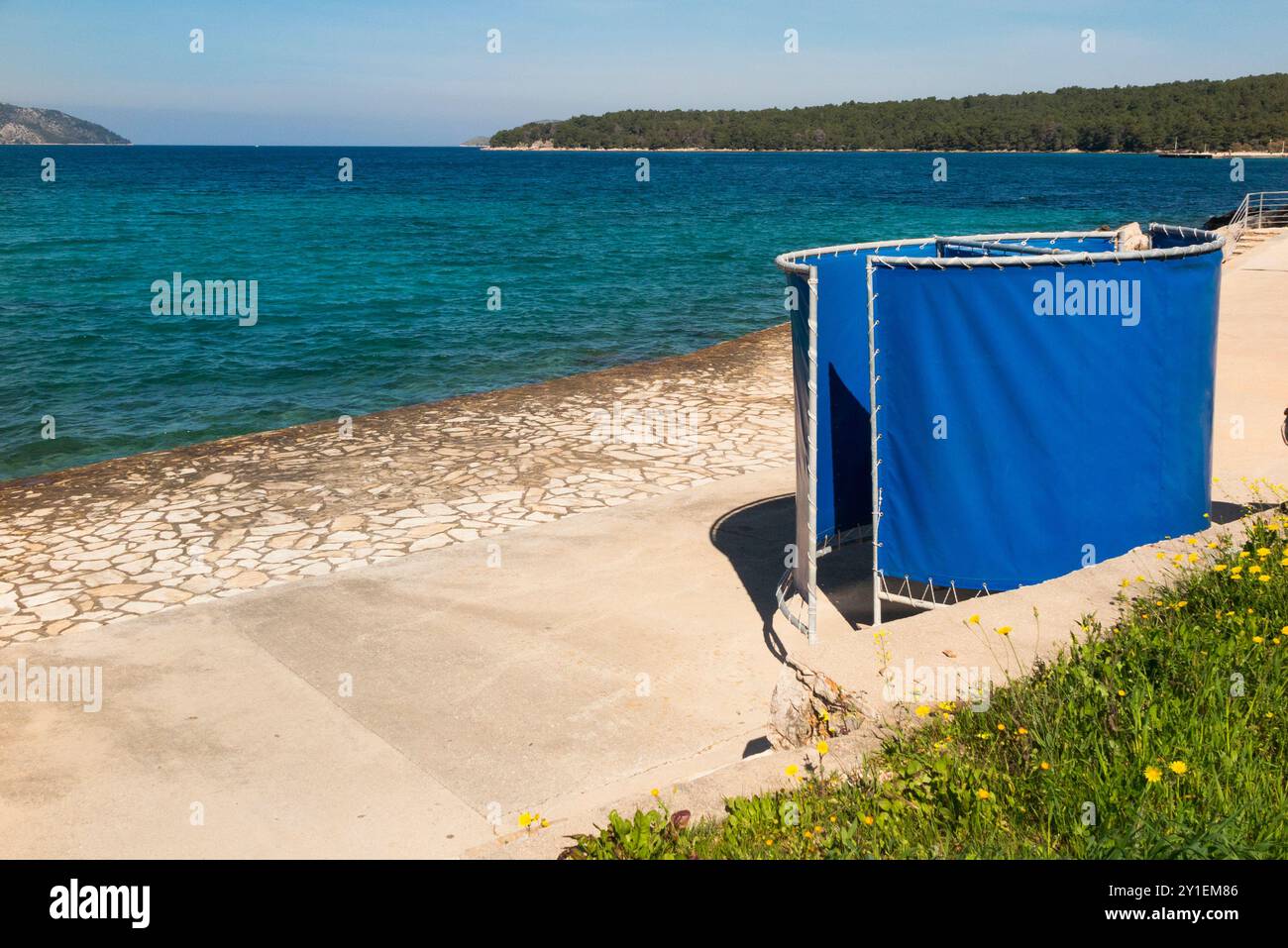 Changement de cabines pour préserver la modestie des baigneurs touristiques, entre la plage de Maslinica et la ville de Stari Grad, île de Hvar, Croatie. Journée d'été ensoleillée. (138) Banque D'Images