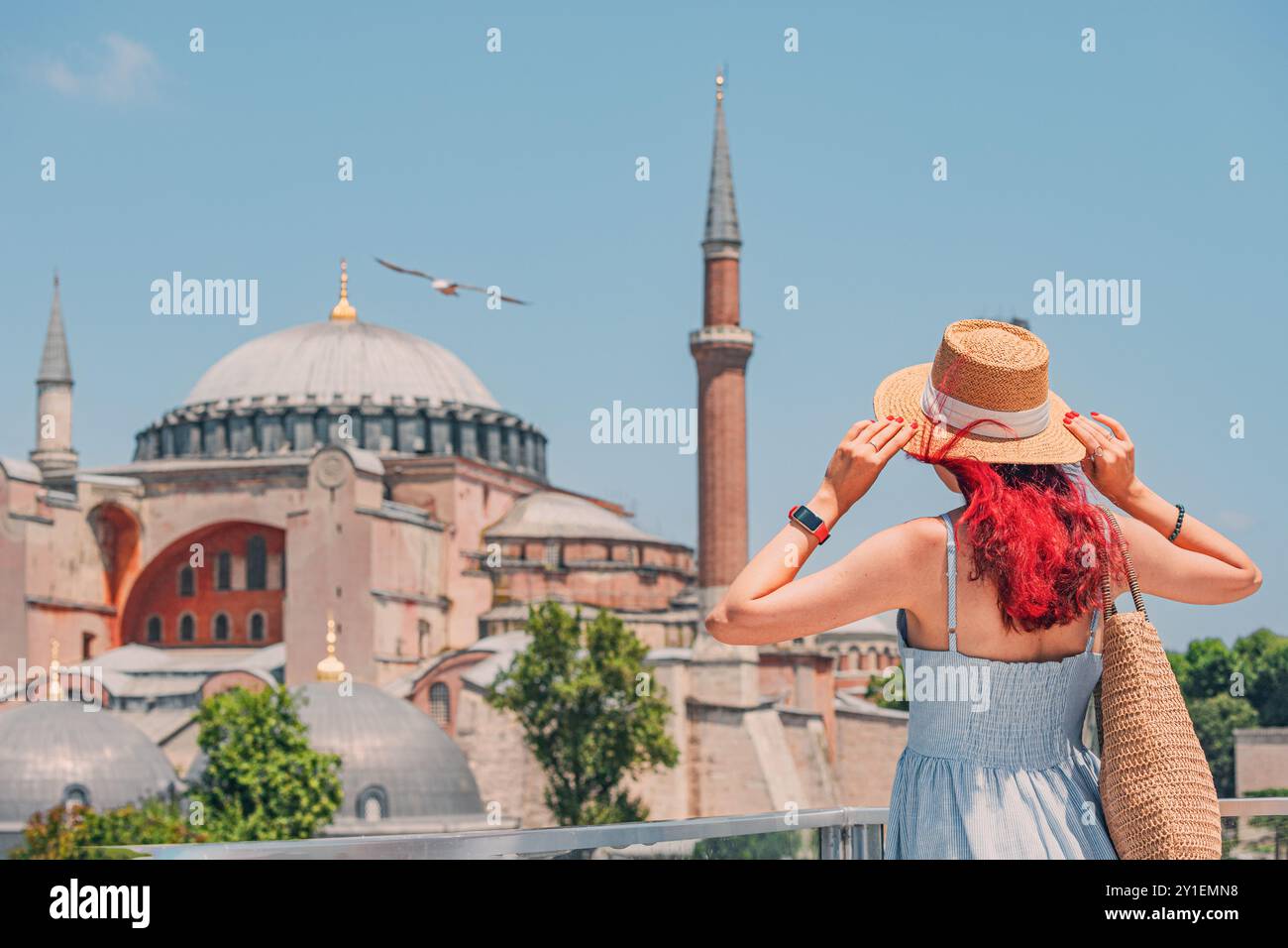 Une femme voyageuse devant la majestueuse Sainte-Sophie, mêlant l'architecture byzantine antique et le patrimoine islamique à Istanbul, en Turquie Banque D'Images