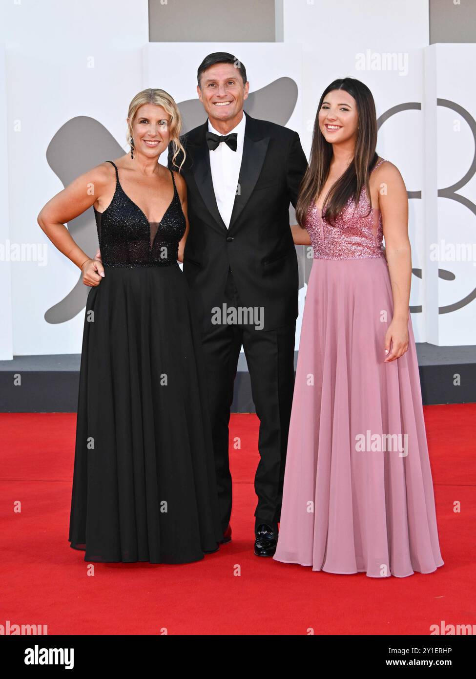 Venise, 81e Festival du film de Venise 2024 - dixième soirée. Tapis rouge du film 'Kjaerlighet' (amour) sur la photo : Javier Zanetti avec sa femme Paula de la Fuente, et sa fille sol Credit : Independent photo Agency Srl/Alamy Live News Banque D'Images