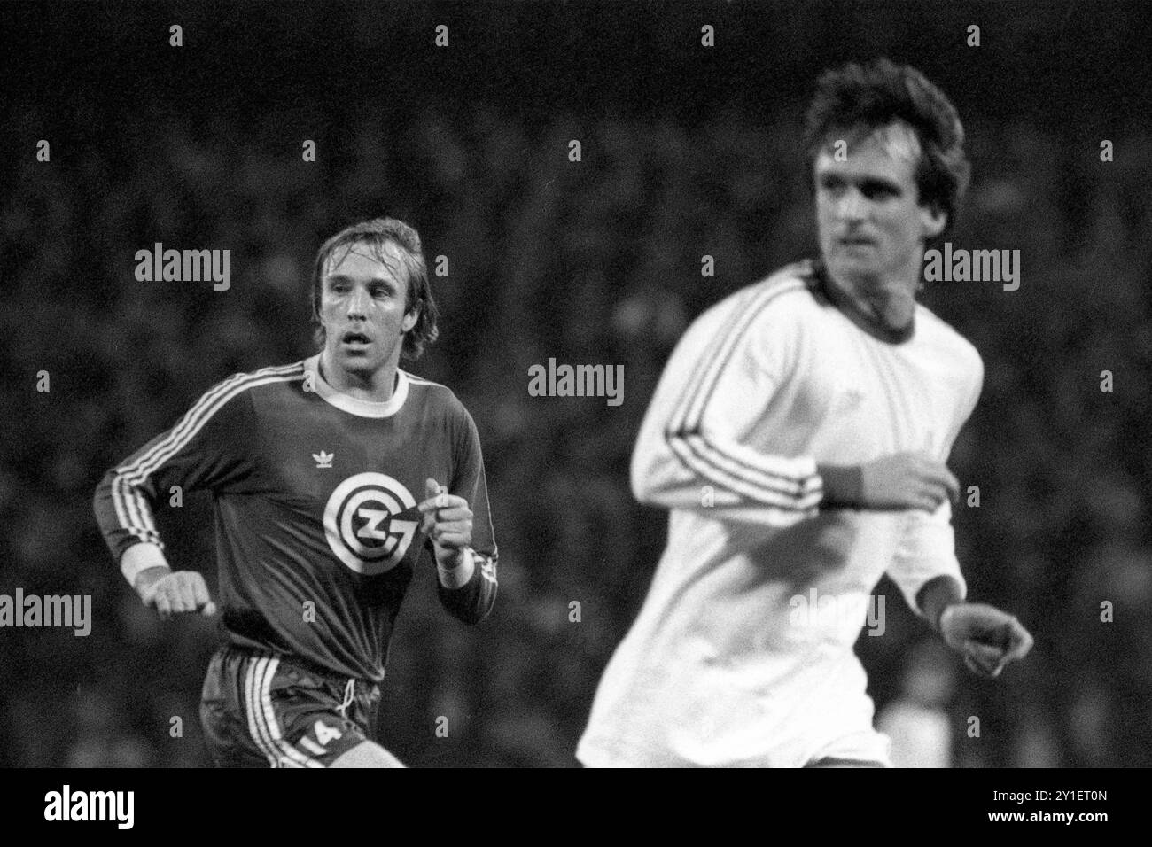 Guenter NETZER , Fussballspieler , Grashoppers Zuerich , liens, rechts : Wolfgang OVERATH, 1. FC Koeln, Aktion, Zweikampf, Coupe UEFA, 1. FC Koeln - Grashoppers Zuerich 2:0 , 20.10.1976 *** Guenter NETZER , footballeur , Grashoppers Zuerich , gauche, droite Wolfgang OVERATH, 1 FC Koeln, action, duel, Coupe UEFA, 1 FC Koeln Grashoppers Zuerich 2 0 , 20 10 1976 Banque D'Images