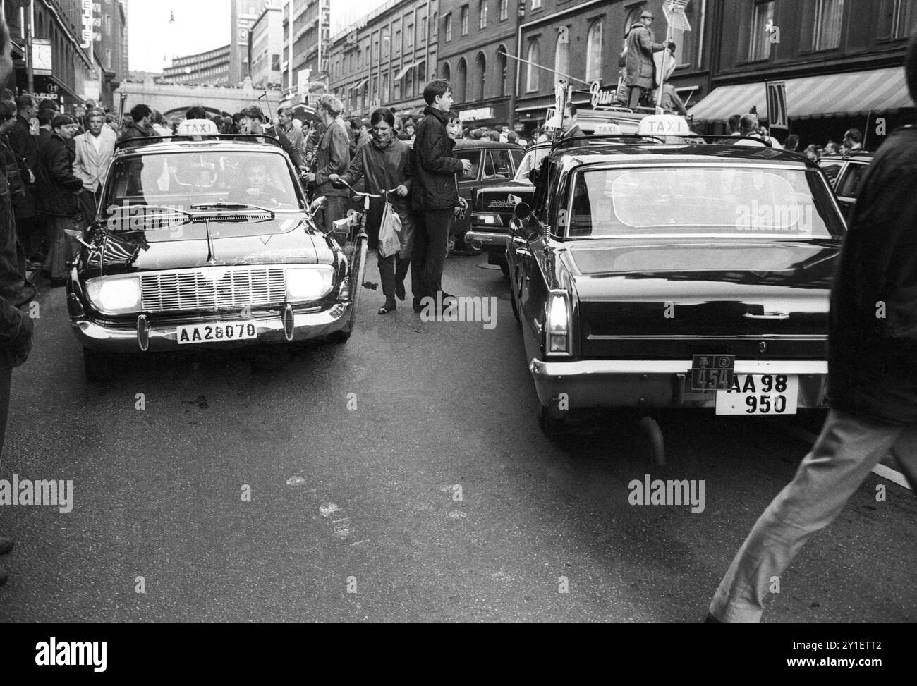 SEPTEMBRE 1967 la nuit la Suède est passée de la circulation à gauche à la circulation à droite. C’était de loin le plus grand événement logistique de l’histoire de la Suède. Le jour a été nommé H-day. Tout trafic non essentiel a été interdit de circuler sur les routes de 01:00 à 06:00. Tous les véhicules sur les routes pendant cette période ont dû s'arrêter complètement à 04:50 puis changer soigneusement de côté de la route avant d'être autorisés à continuer à 05:00. Banque D'Images