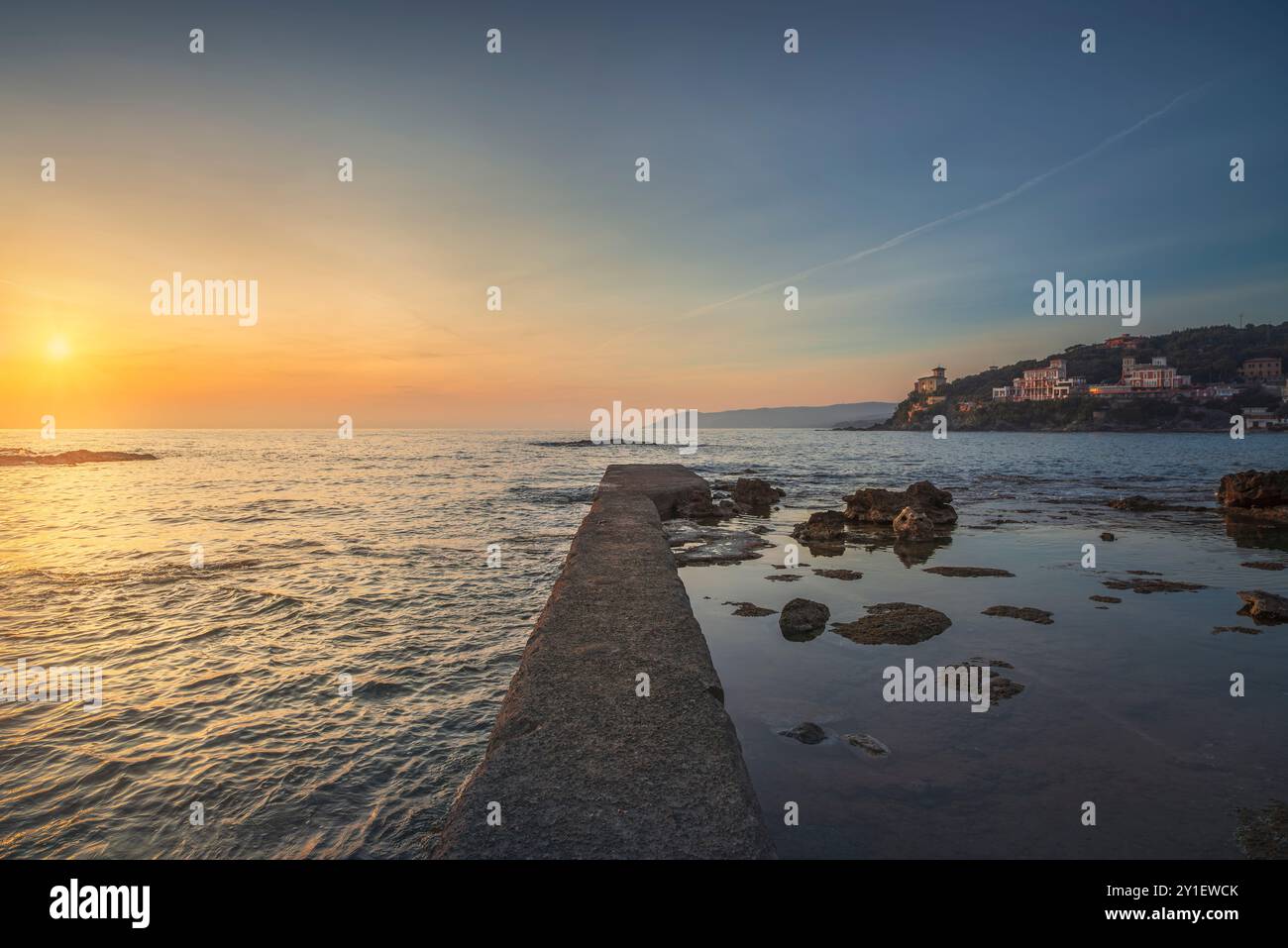 Destination de voyage Castiglioncello, jetée en béton dans la baie, rochers et mer au coucher du soleil. Emplacement Baia del Quercetano. Province de Livourne, Toscane regi Banque D'Images Destination de voyage Castiglioncello, jetée en béton dans la baie, rochers et mer au coucher du soleil. Emplacement Baia del Quercetano. Province de Livourne, Toscane regi Banque D'Images