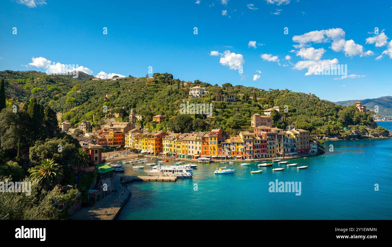 Destination de voyage de luxe Portofino. Village, yachts et bateaux dans la petite marina. Ligurie, Italie Banque D'Images