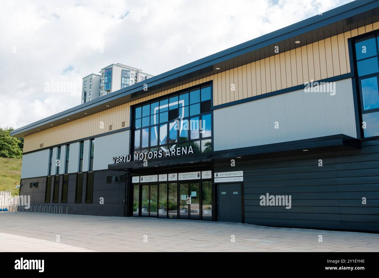Newcastle UK : 8 juin 2024 : extérieur du stade de basket-ball Newcastle Eagles avec signalisation. Arène vertu Motors Banque D'Images