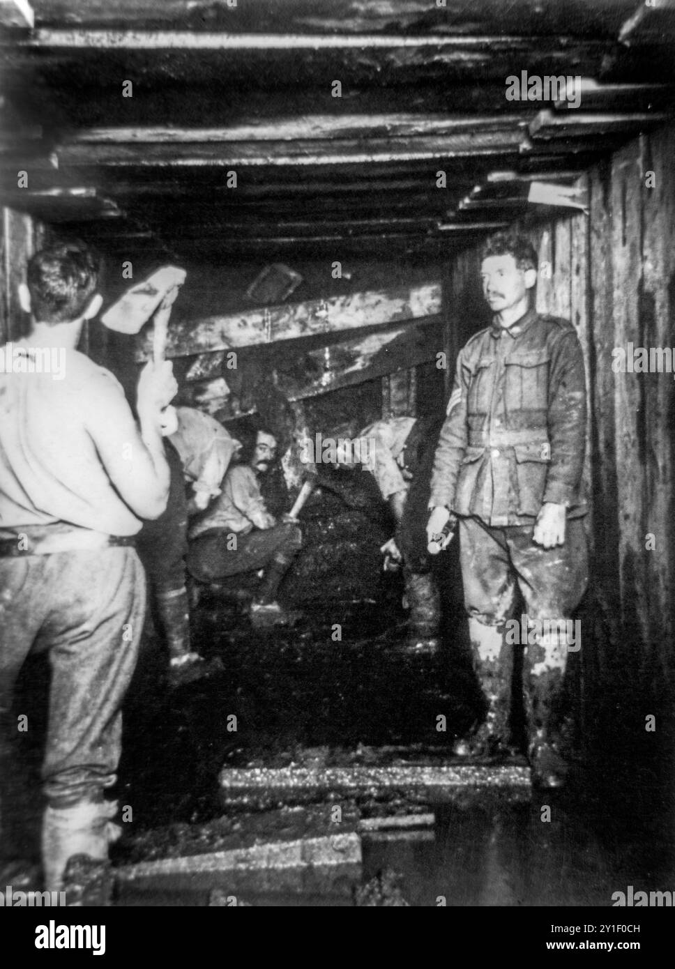 Les mineurs de la première Guerre mondiale de la 1st Australian Tunnelling Company creusent des excavations pour le siège social dans le secteur d'Ypres à Hooge Crater, Flandre occidentale, Belgique Banque D'Images