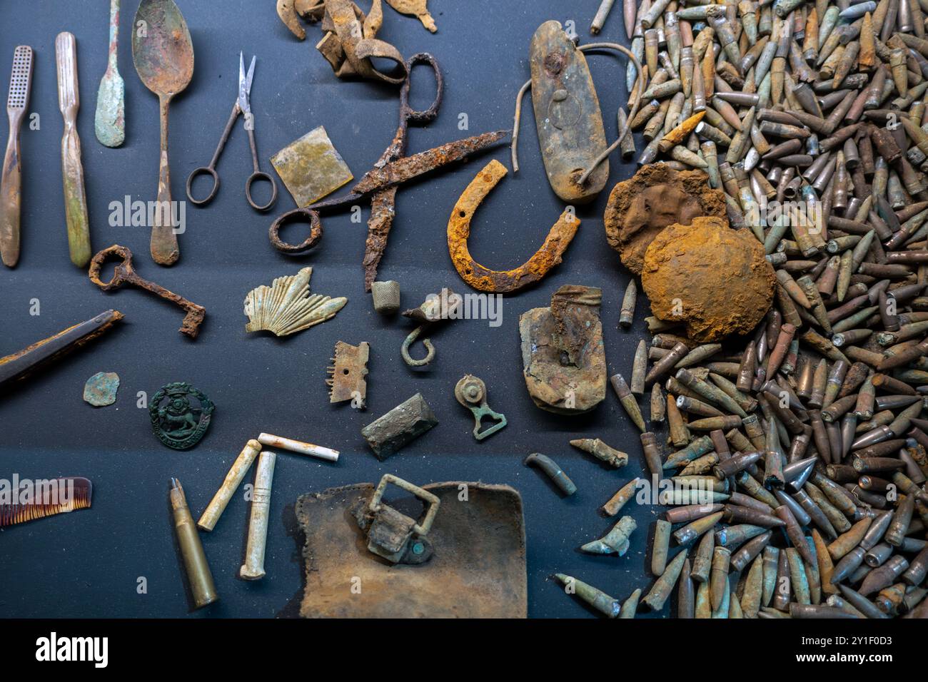 Balles de la première Guerre mondiale et effets personnels des soldats exposés au Musée In Flanders Fields sur la première Guerre mondiale à Ypres / Ieper, Flandre occidentale, Belgique Banque D'Images