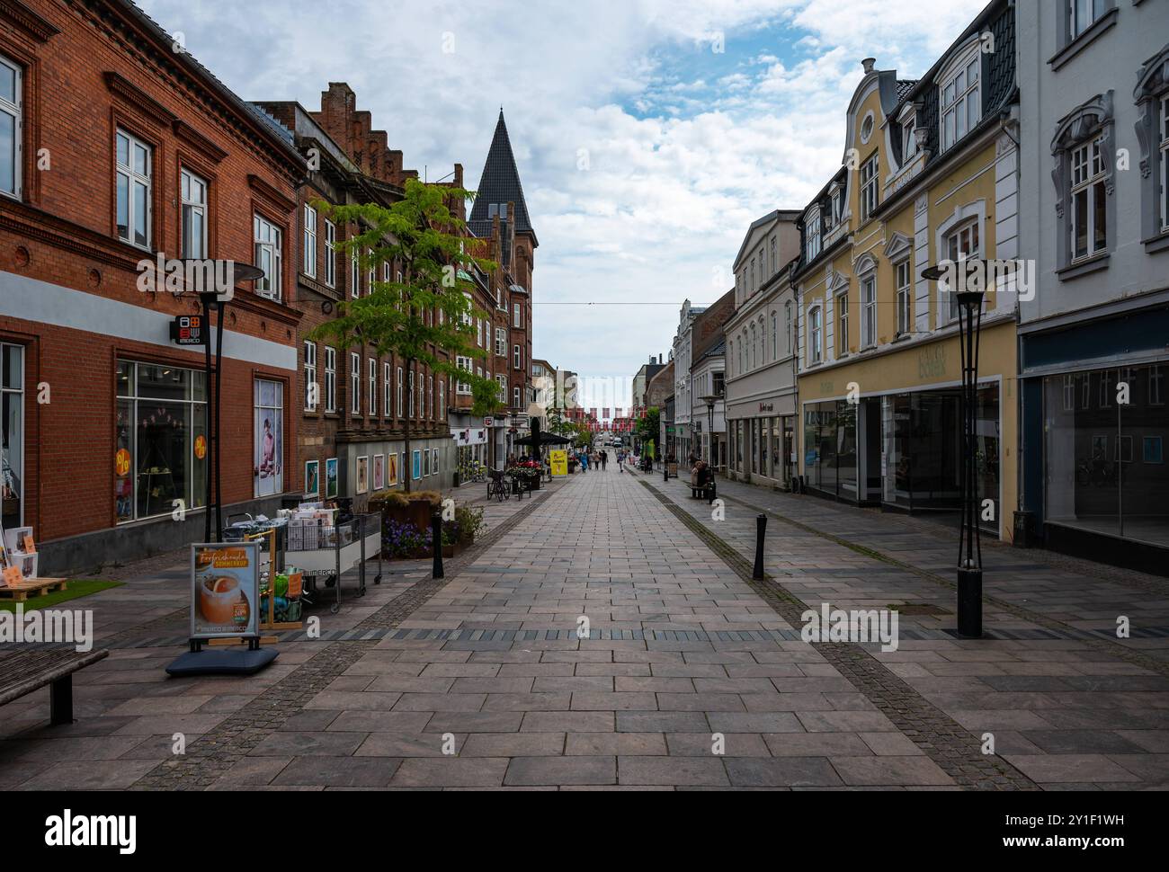 Fredericia, Jutland, Danemark, 25 juillet 2024 - la rue commerçante centrale de la vieille ville avec des restaurants Banque D'Images