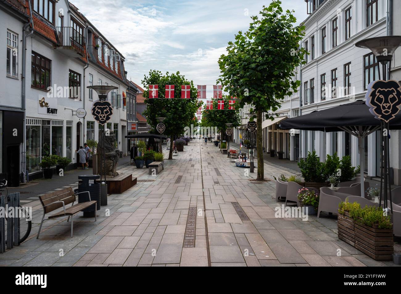 Fredericia, Jutland, Danemark, 25 juillet 2024 - la rue commerçante centrale de la vieille ville avec des restaurants Banque D'Images
