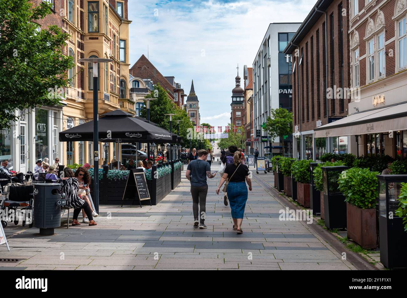 Fredericia, Jutland, Danemark, 25 juillet 2024 - la rue commerçante centrale de la vieille ville avec des restaurants Banque D'Images