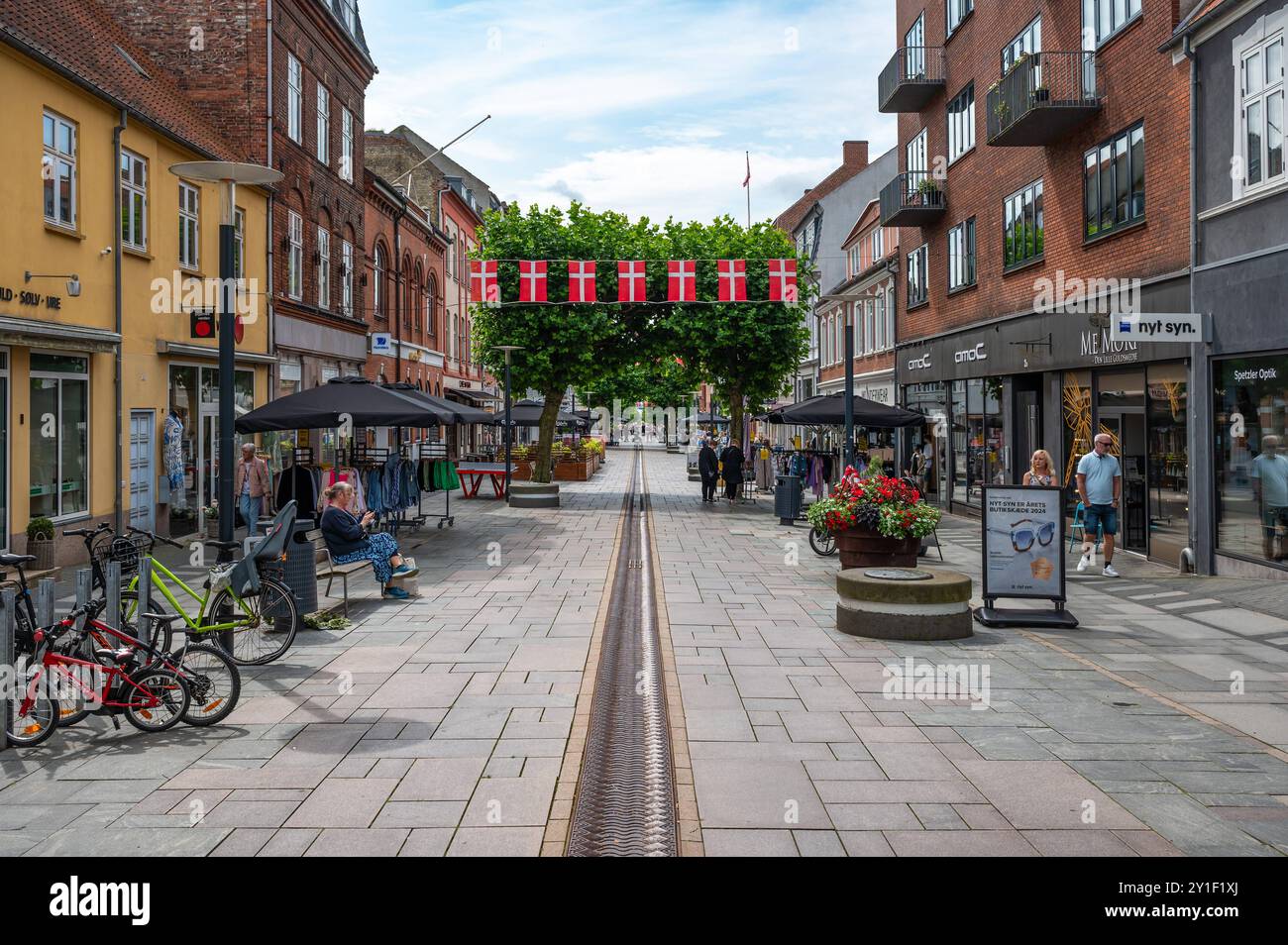 Fredericia, Jutland, Danemark, 25 juillet 2024 - la rue commerçante centrale de la vieille ville avec des restaurants Banque D'Images