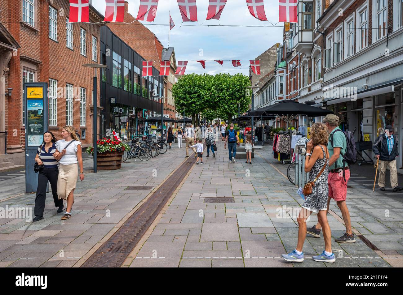 Fredericia, Jutland, Danemark, 25 juillet 2024 - la rue commerçante centrale de la vieille ville avec des restaurants Banque D'Images