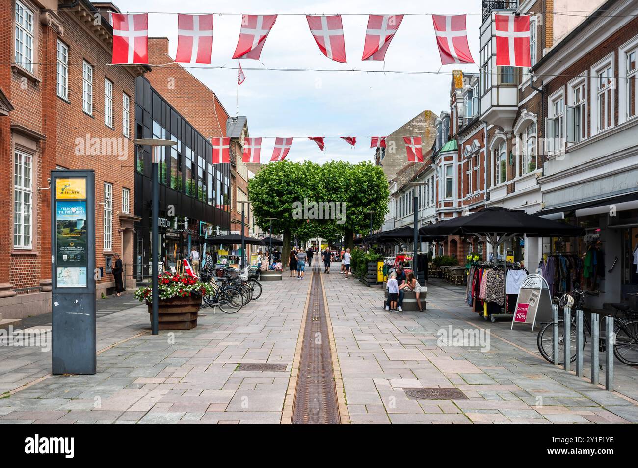 Fredericia, Jutland, Danemark, 25 juillet 2024 - la rue commerçante centrale de la vieille ville avec des restaurants Banque D'Images