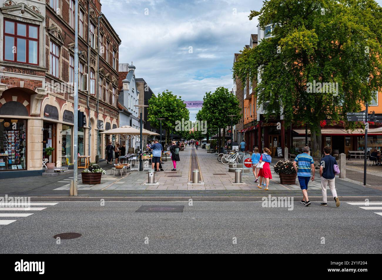 Fredericia, Jutland, Danemark, 25 juillet 2024 - la rue commerçante centrale de la vieille ville avec des restaurants Banque D'Images