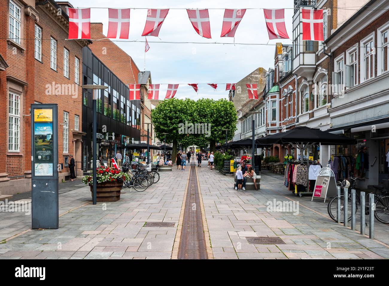 Fredericia, Jutland, Danemark, 25 juillet 2024 - la rue commerçante centrale de la vieille ville avec des restaurants Banque D'Images