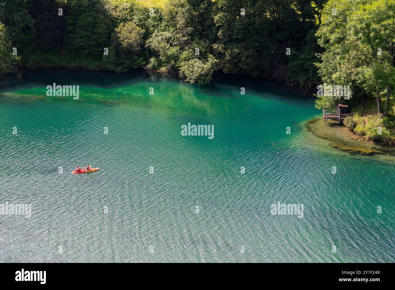 Le lac 'Lac de Castet' formé par le Gave d'Ossau à Castet, Béarn, France Banque D'Images