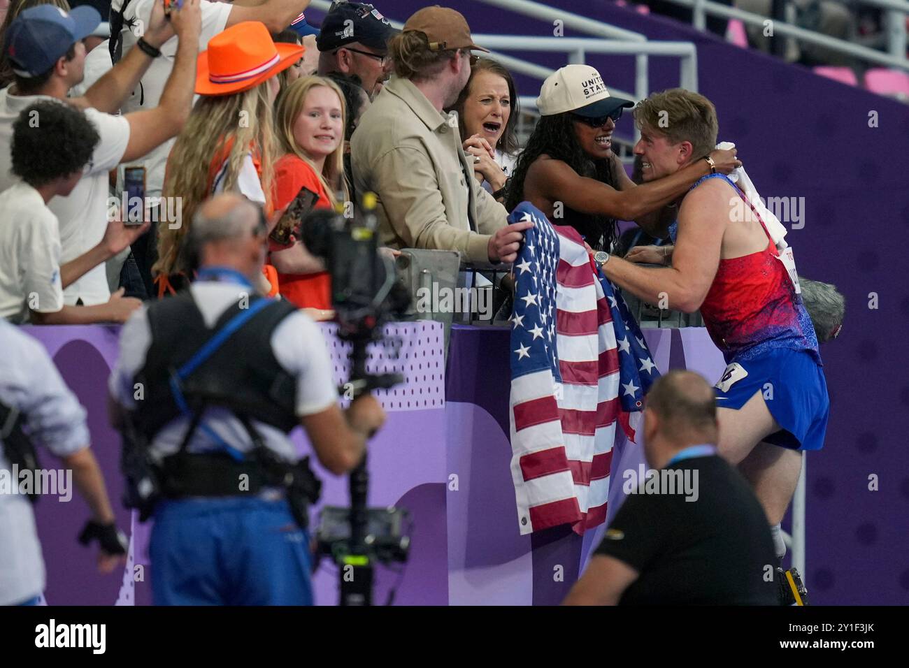 Hunter Woodhall from the U.S. hugs his wife Tara DavisWoodhall from