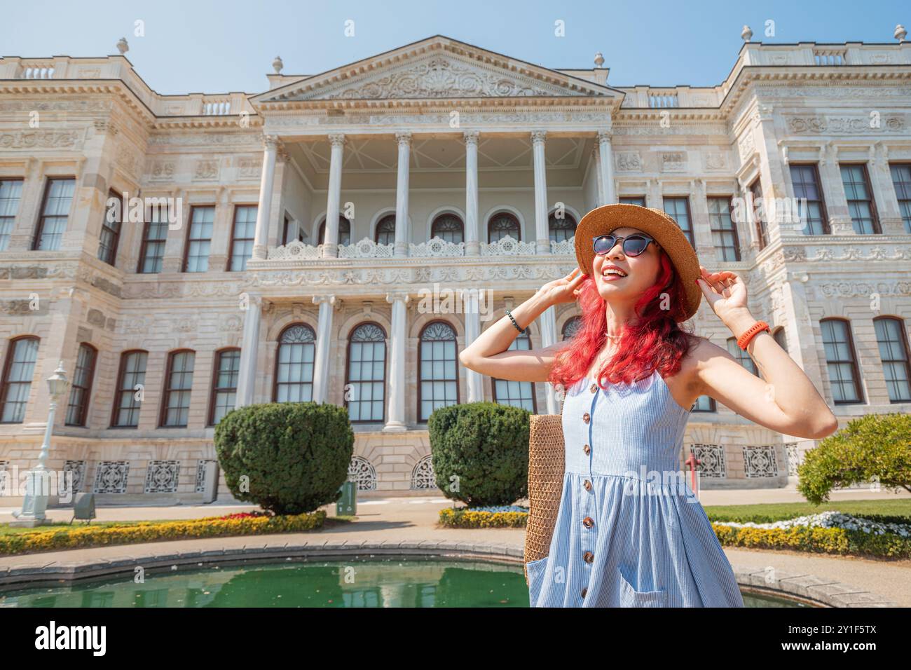 09 juillet 2024, Istanbul, Turquie : une femme profitant de ses vacances à Istanbul, admirant les vues emblématiques du palais ottoman tout en visitant la Banque D'Images