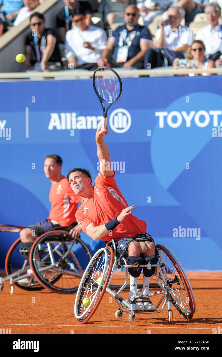 Gordon Reid (GBR) a servi lors de son match avec Alfie Hewett (GBR) contre Takuya Miki (JPN) et Tokito Oda (JPN) dans le match pour la double médaille d'or masculine au stade Roland Garros le dixième jour des Jeux paralympiques d'été de 2024, à Paris, en France. Le match a été remporté par la paire britannique en sets consécutifs avec un score de 6-2, 6-1. Crédit : Michael Preston/Alamy Live News Banque D'Images