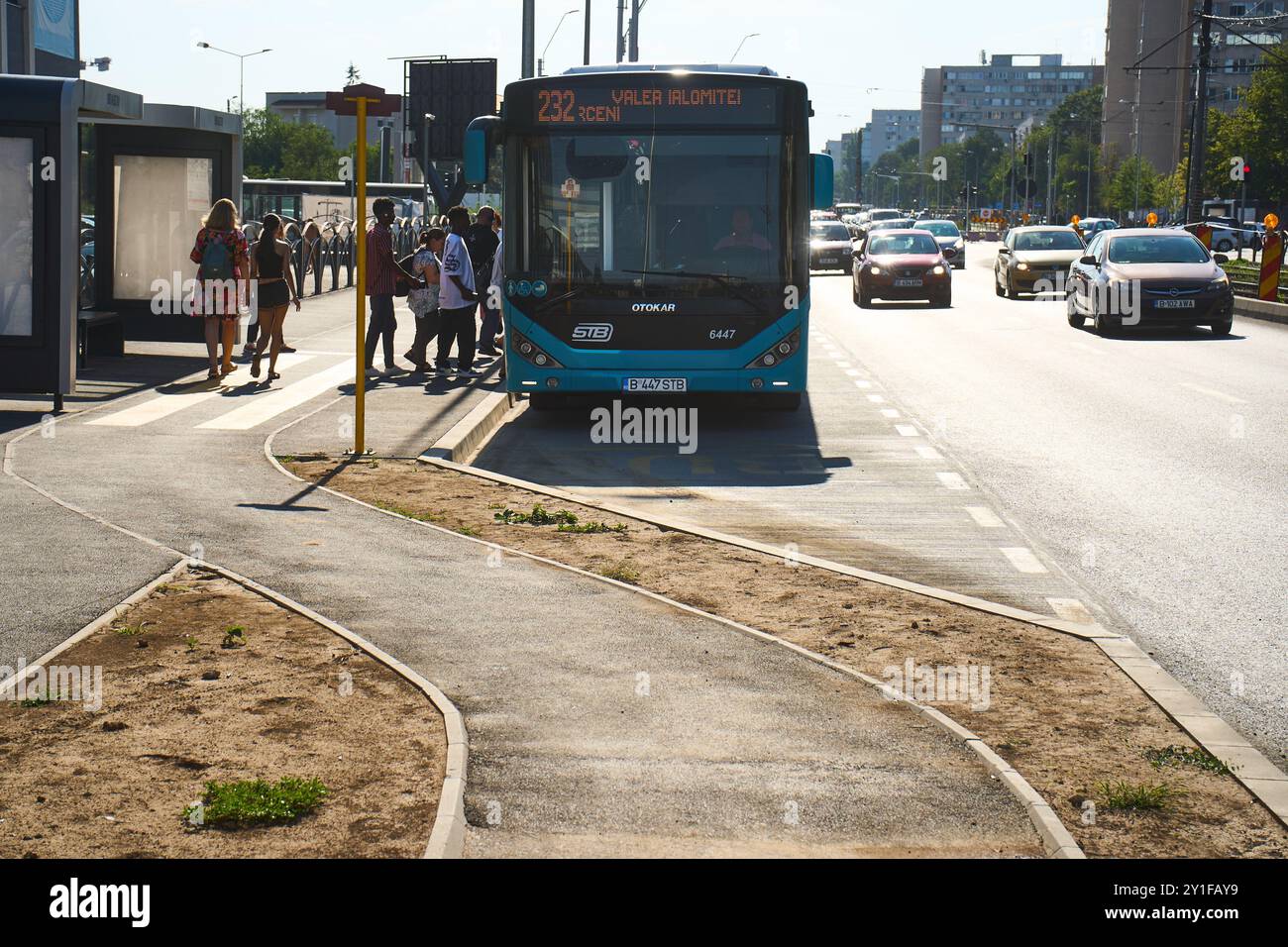 Bucarest, Roumanie - 04 septembre 2024 : le bus de la Société de transport de Bucarest s'arrête à une gare dans le quartier de Ghencea. Banque D'Images