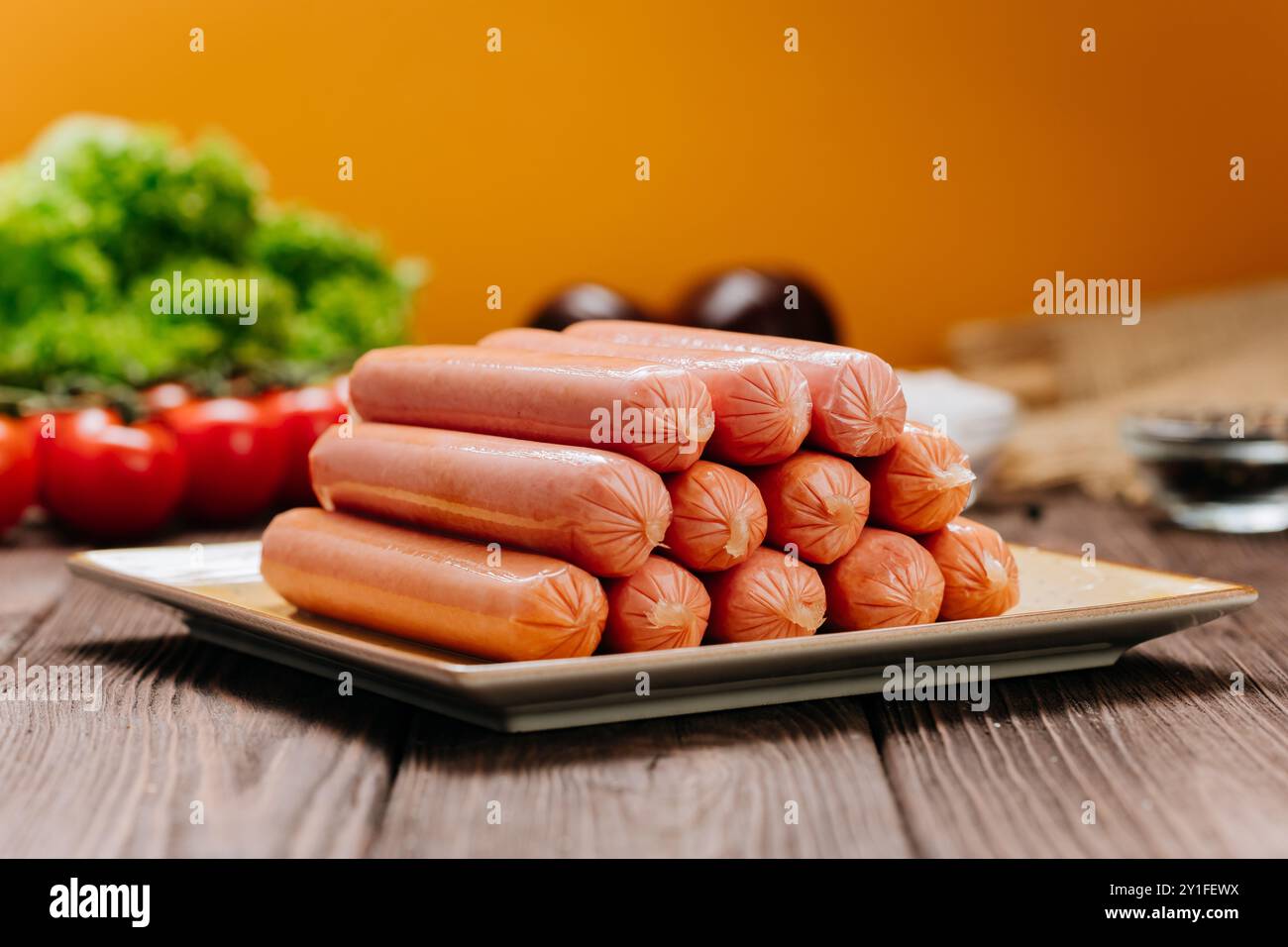 Pile de saucisses sur une assiette, parfait pour les présentations alimentaires, les visuels de cuisine et les conceptions de menu Banque D'Images