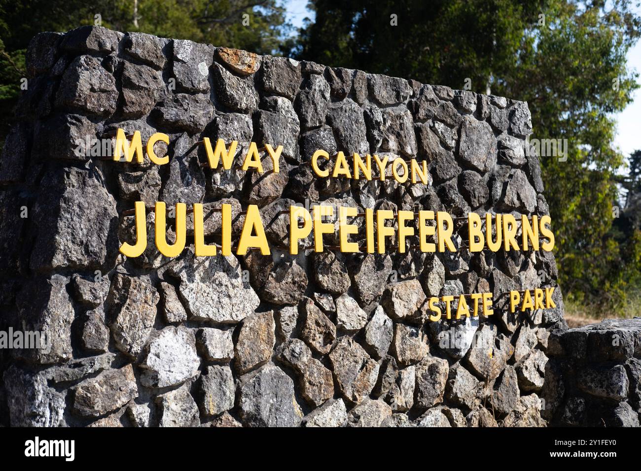 Panneau pour l'entrée de Julia Pfeiffer Burns State Park McWay Falls en Californie Banque D'Images