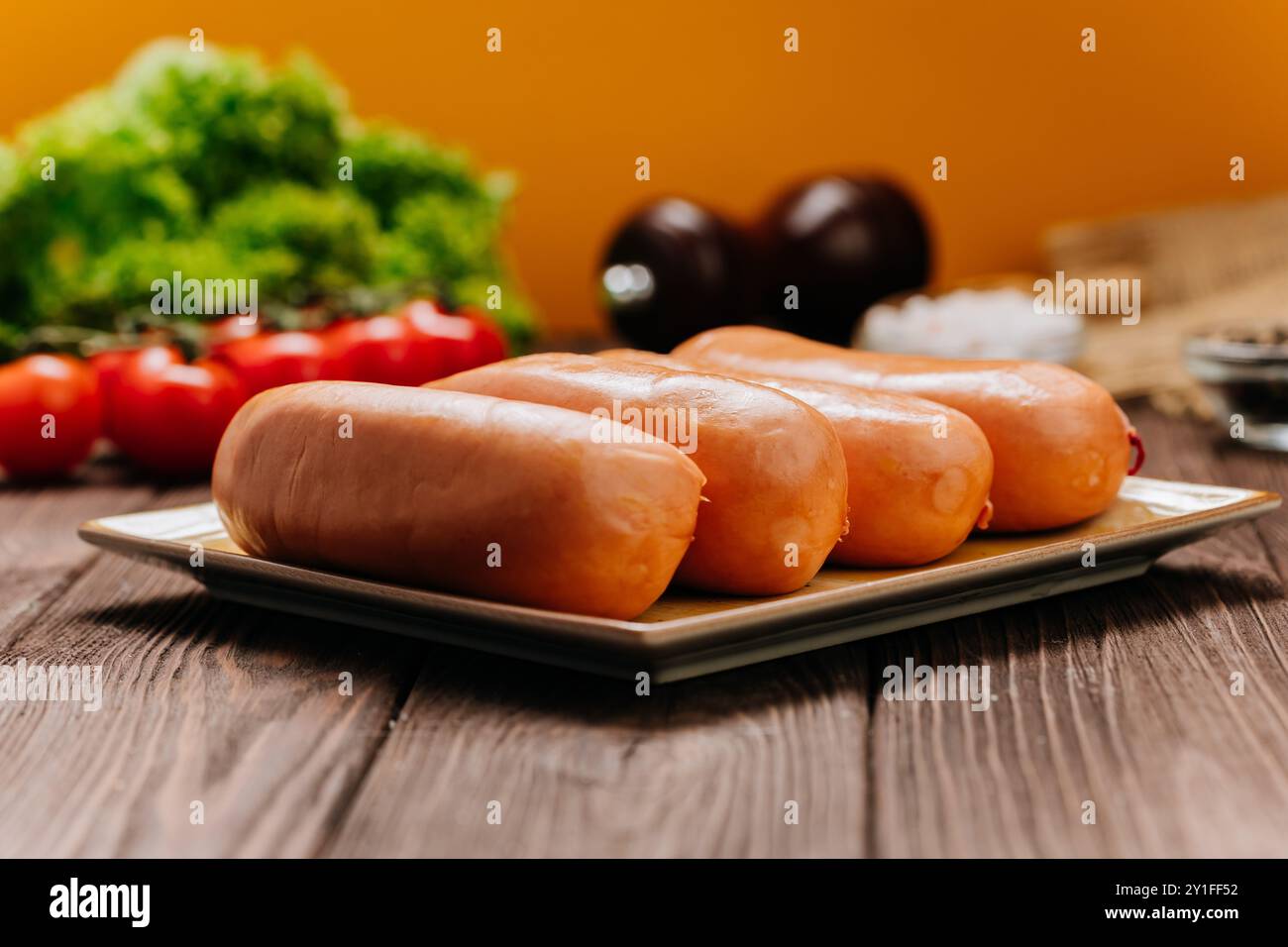 Pile de saucisses sur une assiette, parfait pour les présentations alimentaires, les visuels de cuisine et les conceptions de menu Banque D'Images