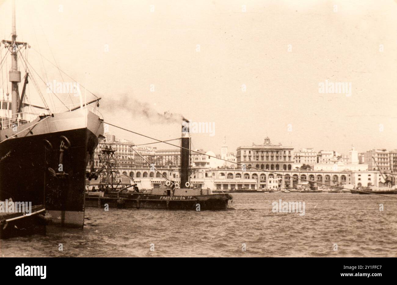 Photo tirée de l'album du voyage de l'Italie à l'Algérie et à Londres de la famille juive milanaise au milieu des années trente. En particulier, la photo montre leur arrivée au port d'Alger (Algérie). Banque D'Images