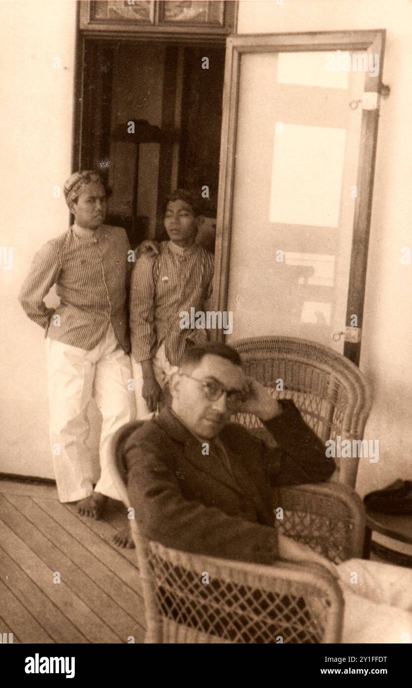 Photo tirée de l'album du voyage de l'Italie à l'Algérie et à Londres de la famille juive milanaise au milieu des années trente. En particulier, la photo montre un passager italien et deux membres de l'équipage de service Banque D'Images