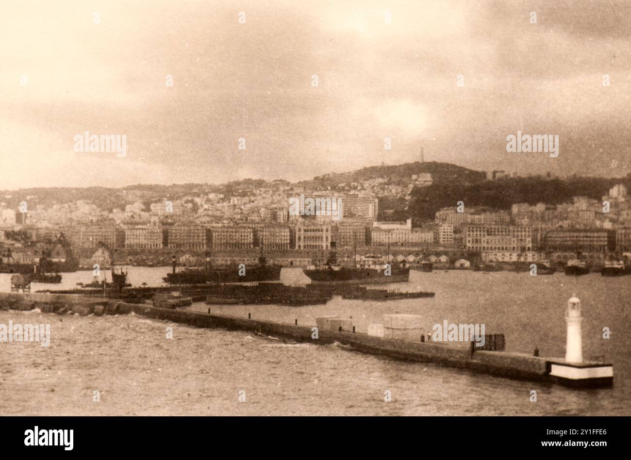 Photo tirée de l'album du voyage de l'Italie à l'Algérie et à Londres de la famille juive milanaise au milieu des années trente. En particulier la photo montre le port d'Alger (Algérie) Banque D'Images