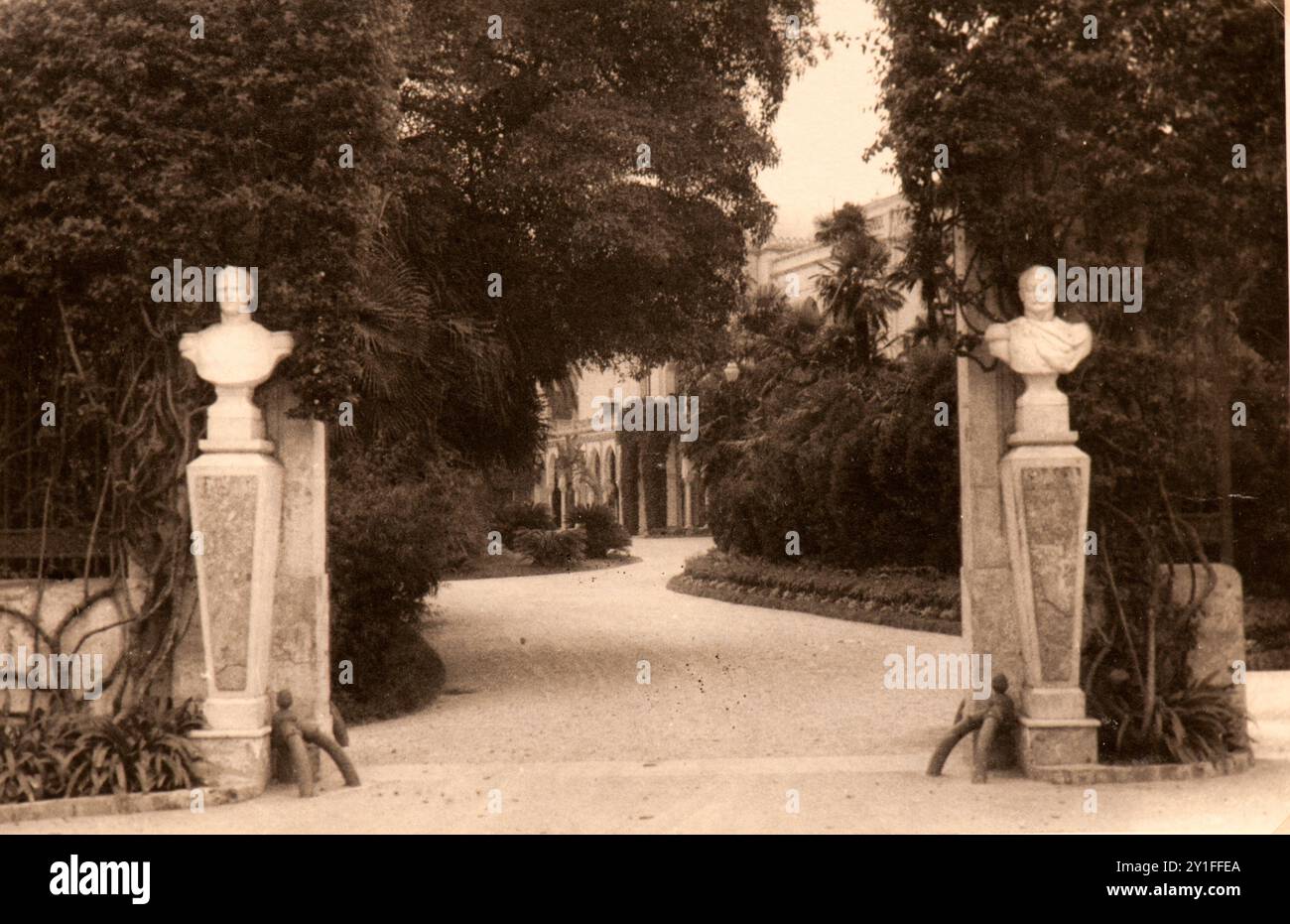 Photo tirée de l'album du voyage de l'Italie à l'Algérie et à Londres de la famille juive milanaise au milieu des années trente. En particulier, la photo montre l'un des beaux parcs de la capitale algérienne Banque D'Images